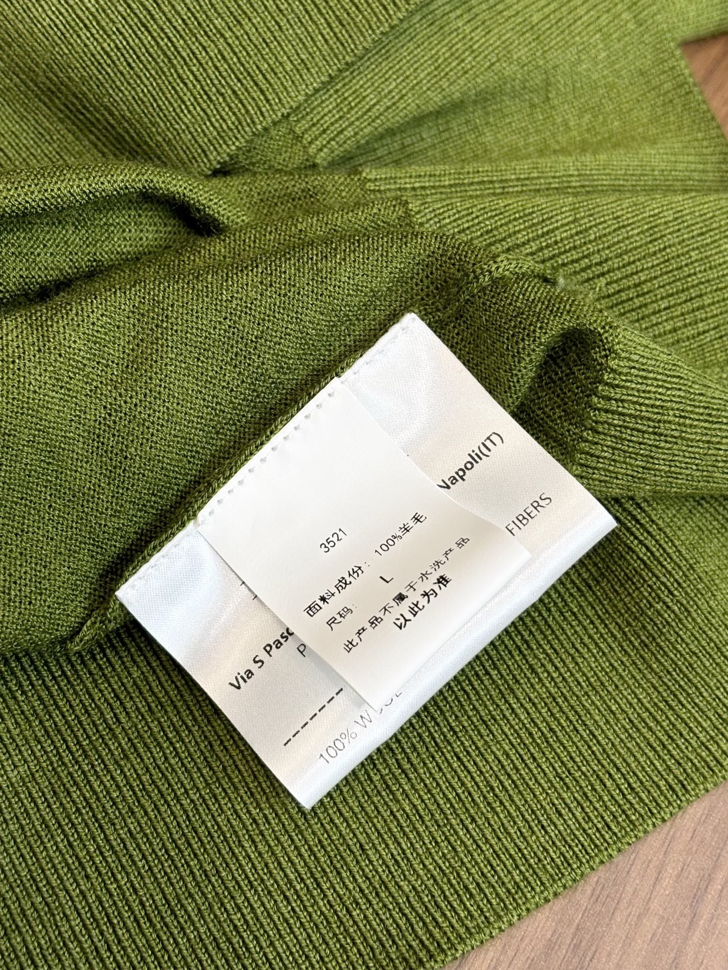 New#🟥kiton 翻领羊毛衫，用细腻纤维编织时光韵味，于一针一线间，诉说永恒优雅，在男士高端针织服饰