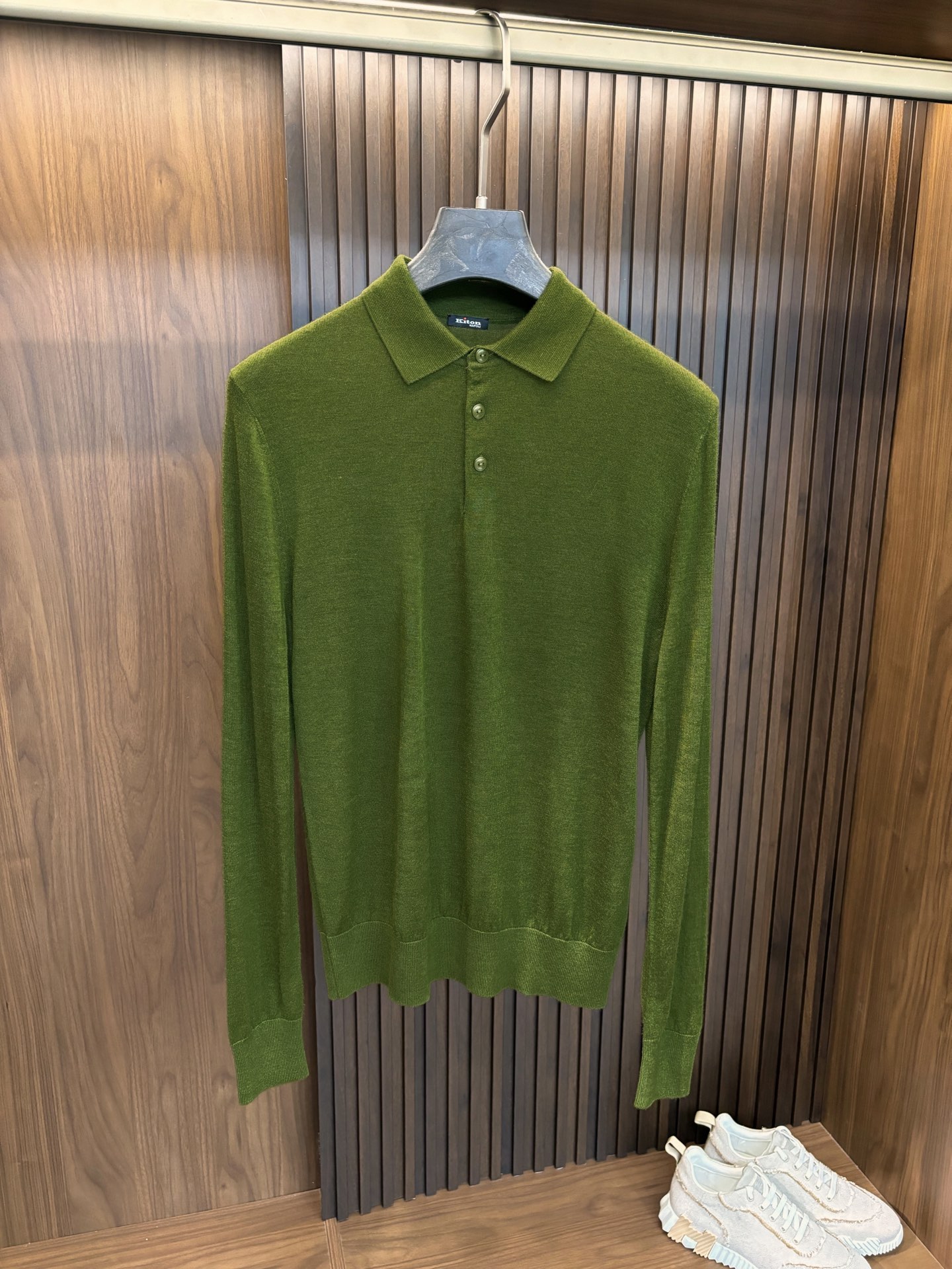 New#🟥kiton 翻领羊毛衫，用细腻纤维编织时光韵味，于一针一线间，诉说永恒优雅，在男士高端针织服饰