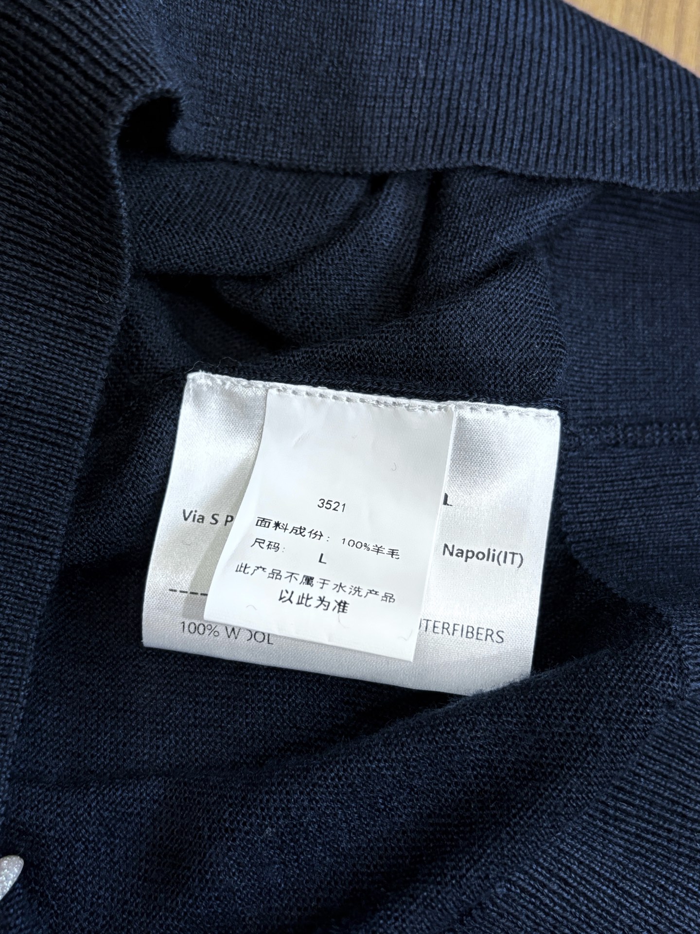 New#🟥kiton 翻领羊毛衫，用细腻纤维编织时光韵味，于一针一线间，诉说永恒优雅，在男士高端针织服饰