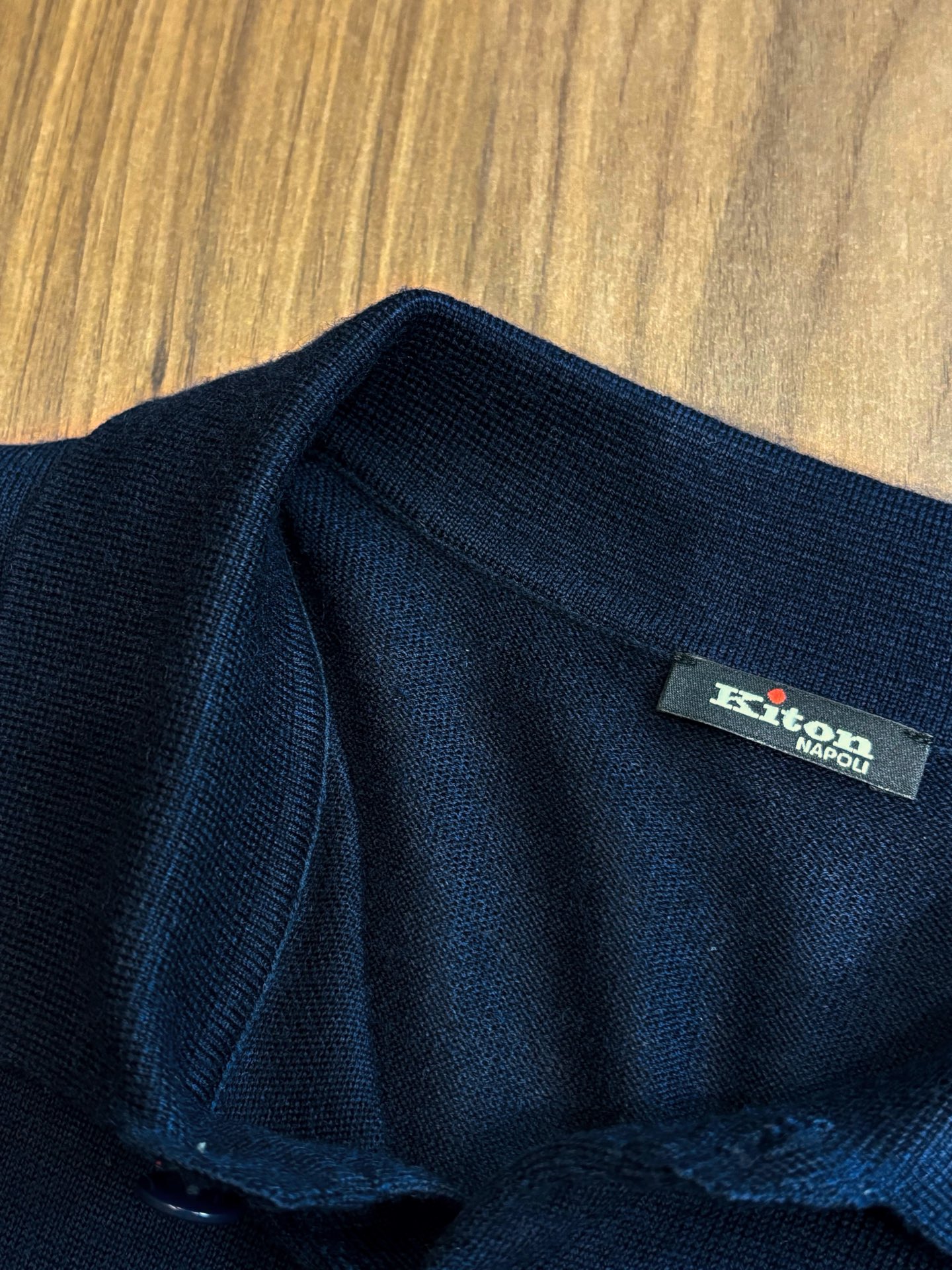 New#🟥kiton 翻领羊毛衫，用细腻纤维编织时光韵味，于一针一线间，诉说永恒优雅，在男士高端针织服饰