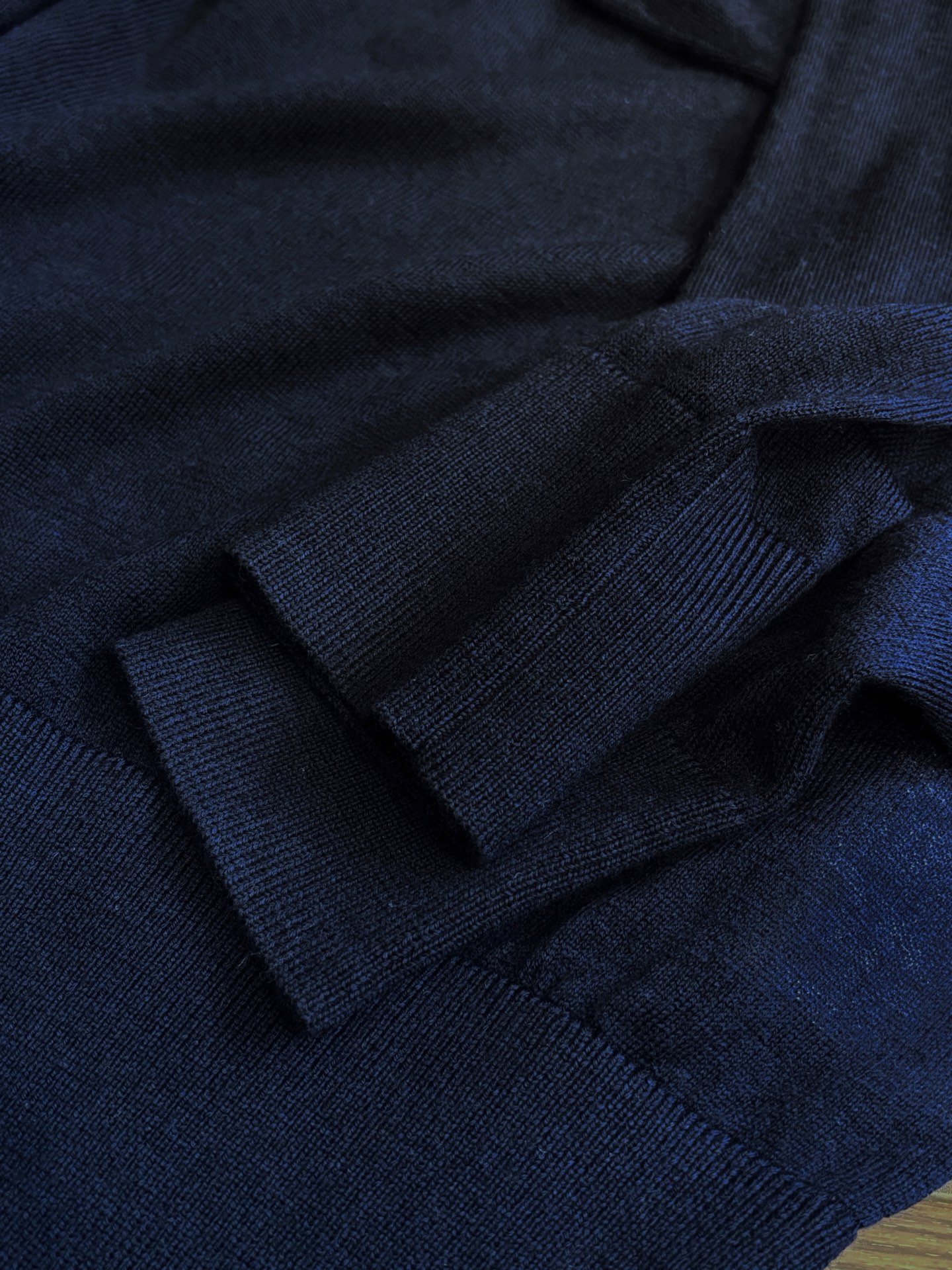 New#🟥kiton 翻领羊毛衫，用细腻纤维编织时光韵味，于一针一线间，诉说永恒优雅，在男士高端针织服饰