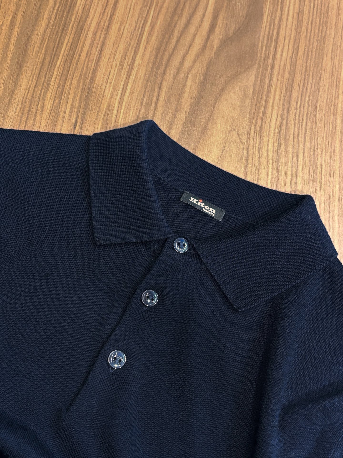 New#🟥kiton 翻领羊毛衫，用细腻纤维编织时光韵味，于一针一线间，诉说永恒优雅，在男士高端针织服饰