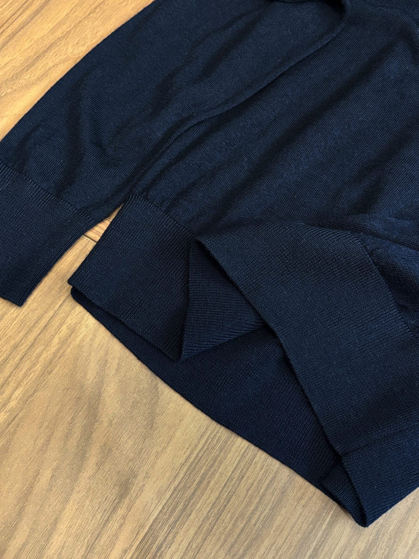 New#🟥kiton 翻领羊毛衫，用细腻纤维编织时光韵味，于一针一线间，诉说永恒优雅，在男士高端针织服饰