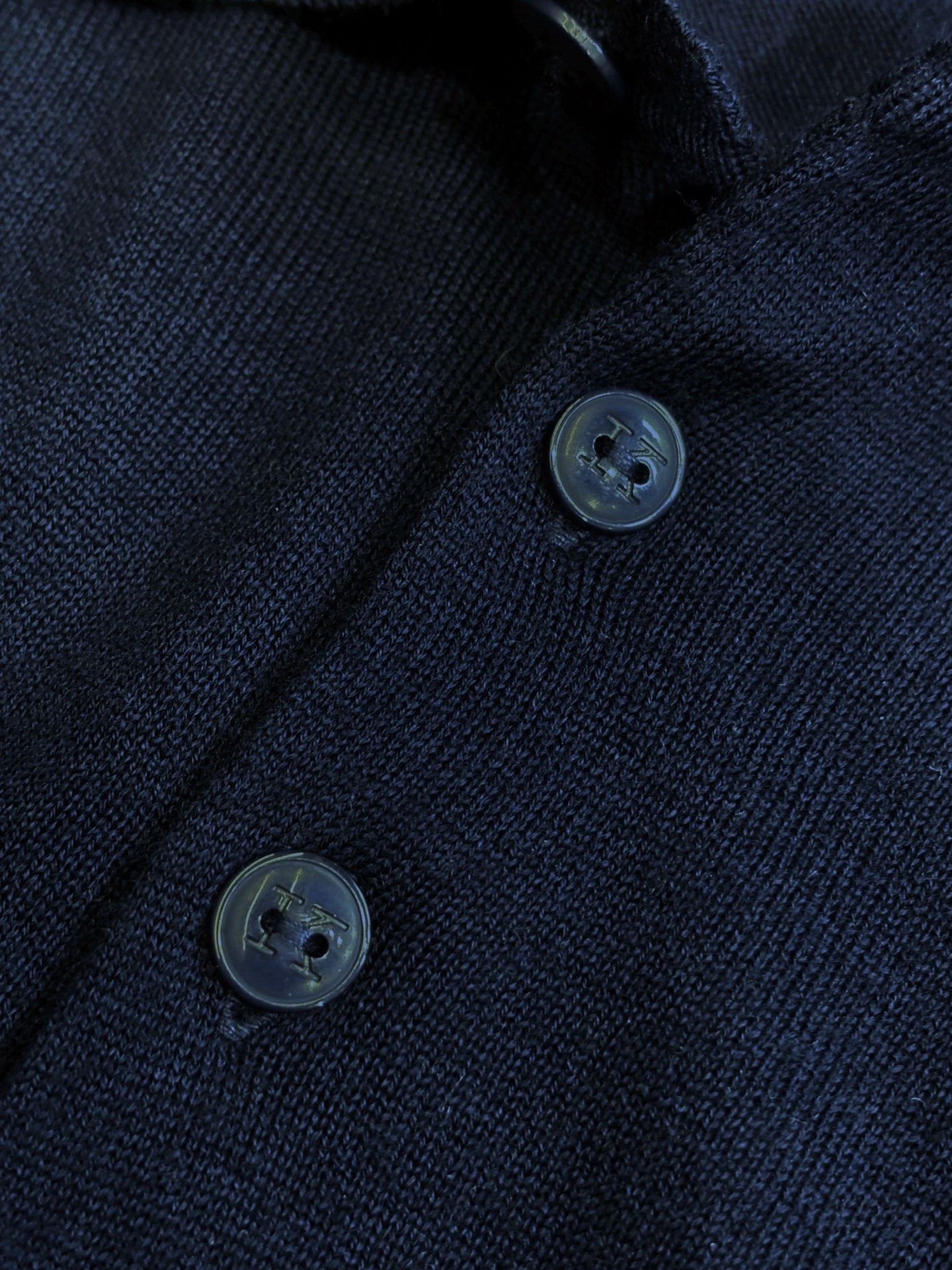 New#🟥kiton 翻领羊毛衫，用细腻纤维编织时光韵味，于一针一线间，诉说永恒优雅，在男士高端针织服饰