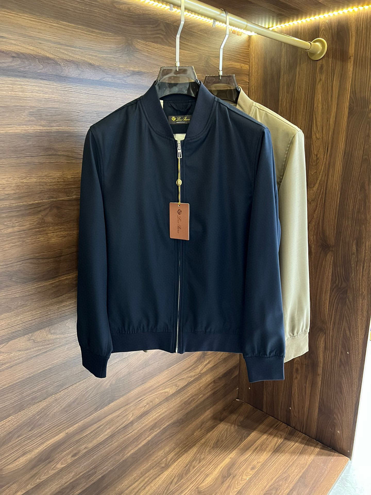 NO:550311,New# hot-selling LP Noyou Pianya 2025 new casual men's jacket is a highlight of the brand. It is loved by men for its exquisite craftsmanship, high-quality fabrics and fashionable design. These jackets are usually made of light, soft and breathable fabrics, such as cashmere, wool blends, to ensure the comfort and warmth of wear. The tailoring focuses on the balance between looseness and fit, which not only shows a casual style but also has a sense of exquisiteness. It makes the overall shape more three-dimensional and layered. At the same time, the brand also pays attention to the processing of details, such as zippers, buttons, cuffs, etc., to show high-quality craftsmanship. It is a clothing product that combines fashion and comfort. Both quality and design show the brand's pursuit of excellence!  Color blue khaki digits 48-56, loro piano, jackets & coats, jackets & coats, alexander wang19860909New#爆款翻单到货 LP 诺悠翩雅 2025新款休闲男士夹克外套是品牌的一大亮点,以其精湛的工艺、高品质的面料和时尚的设计而受到广大男士的喜爱, 这些外套通常采用轻薄、柔软且透气的面料,如小羊绒、羊毛混纺等,确保穿着的舒适性和温暖度,剪裁上注重宽松与合身的平衡,既展现出休闲的风范,又不失精致感. 使得整体造型更加立体和富有层次感.同时,品牌也注重细节的处理,如拉链、纽扣、袖口等都经过精心设计和制作,展现出高品质的工艺水是一种兼具时尚与舒适度的服装产品,无论是品质还是设计都展现了品牌的卓越追求！ 颜色蓝色 卡其 码数48-56,,loro piana,jackets & coats,jackets & coats,alexander wang,Men's clothing