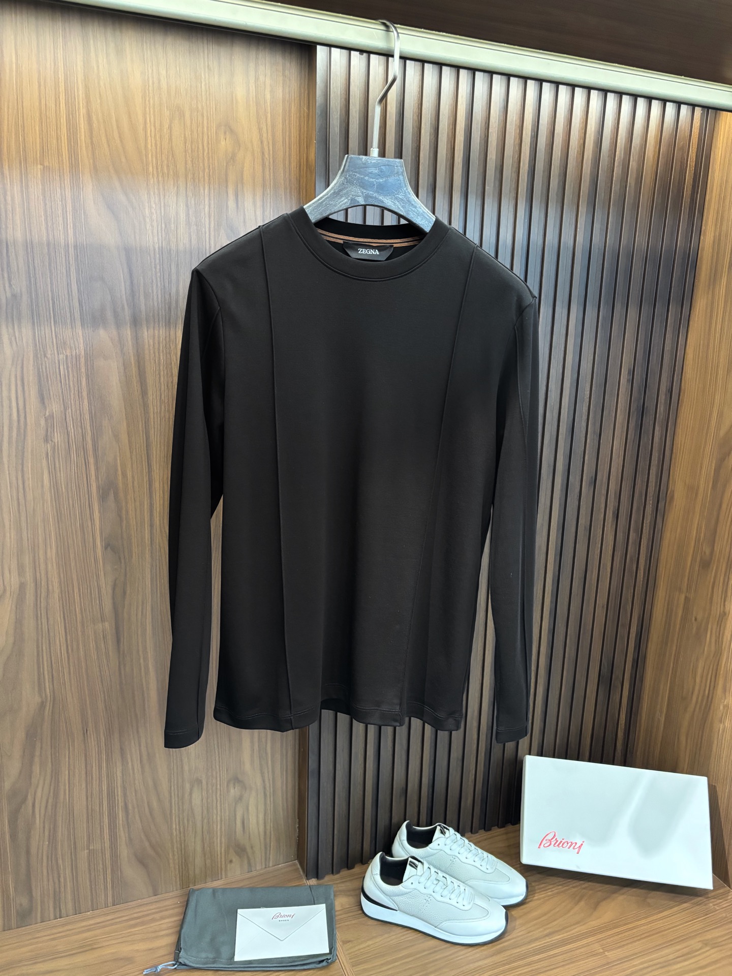 NO:550321,New# Zegna autumn and winter new men's long-sleeved casual bottoming shirt, order from foreign trade company!  It is one of Zegna’s classic proprietary fabrics!  Customized original pure cotton fabric!  Branded webbing design on the back!  The texture is warm, soft and delicate to the touch, but the shape is straight and stylish!  Details, extreme luxury, perfect interpretation of high-quality appearance. Selected imported high-density expanded warm ginger Tencel de velvet series expanded warmth, waxy new velvet clouds cover the winter, warm and soft weave, excellent comfort and breathability, soft, wrinkle-resistant, elastic and excellent drape.  Whether worn alone or paired with an inner layer, they are very handsome, consistent with men's practical dressing habits, pursuing luxury, nobility and elegance, and creating extraordinary men's taste. The visual effect is very good, the grade is extremely high, simple and fashionable, and a must-have for leisure and business!  Color Black Brown White Size M-3XL (48-56),,zegna,alexander wang19860909New# Zegna 秋冬新品男士长袖休闲打底衫,外贸公司订单！是杰尼亚经典的专有织物之一！ 定制原版纯棉面料！后幅品牌织带设计！质地保暖,触感又柔软细腻、但型态又笔挺有型！细节、奢华极致,完美演绎高品质品相. 精选进口高密度膨体暖姜天丝德绒系列膨体蓄暖,糯感新生绒云裹冬,暖序织柔,舒适性与透气性兼优,柔软抗皱弹性和垂性极佳. 无论是单穿或是内搭都是帅气十足,吻合了男性实用穿衣习惯,追求奢华高贵优雅风范,打造不凡男士品味,视觉效果非常赞,档次极高,简约时尚,休闲商务必备之选！ 颜色黑色 咖色 白色 码数M-3XL (48-56）,,zegna,alexander wang,Men's clothing