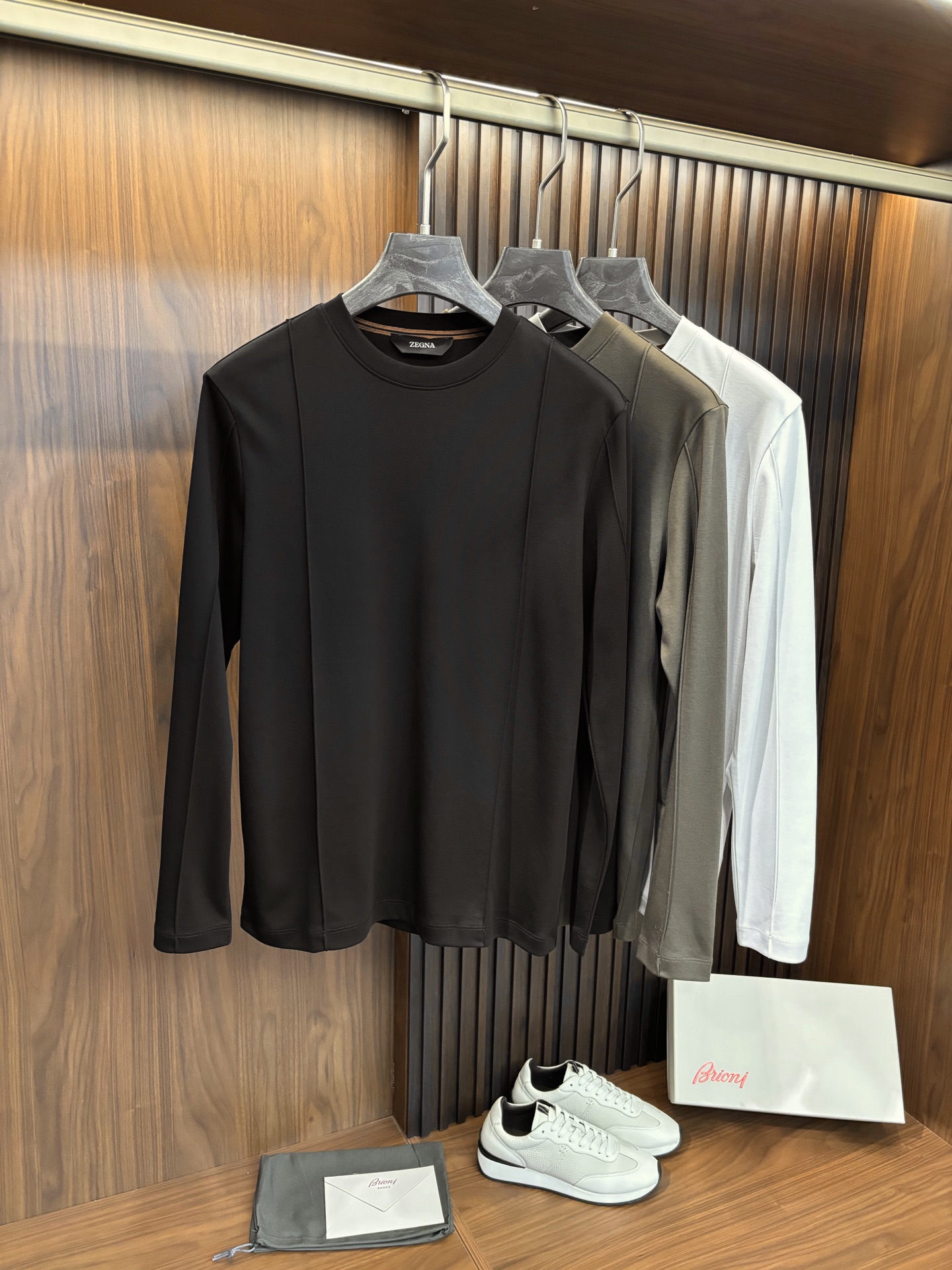 NO:550325,New# Zegna autumn and winter new men's long-sleeved casual base shirt, foreign trade company order!  It is one of the classic exclusive fabrics of Zenia!  Customized original cotton fabric!  Back brand webbing design!  The texture is warm, the touch is soft and delicate, but the shape is straight and stylish!  Details and ultimate luxury, perfectly interpreting high-quality quality. Selected imported high-density expanded warm ginger Tenside velvet series expandable body, glutinous new velvet cloud-wrapped winter, warm sequence, soft and breathable, and excellent softness and wrinkle resistance. Whether worn alone or inner wear, it is very handsome, matching men's practical dressing habits, pursuing luxury, noble and elegant style, creating extraordinary men's taste, with great visual effect, extremely high grade, simple and fashionable, a must-have choice for casual business!  Color black brown white code M-3XL (48-,,zegna,alexander wang19860909New# Zegna 秋冬新品男士长袖休闲打底衫,外贸公司订单！是杰尼亚经典的专有织物之一！ 定制原版纯棉面料！后幅品牌织带设计！质地保暖,触感又柔软细腻、但型态又笔挺有型！细节、奢华极致,完美演绎高品质品相. 精选进口高密度膨体暖姜天丝德绒系列膨体蓄暖,糯感新生绒云裹冬,暖序织柔,舒适性与透气性兼优,柔软抗皱弹性和垂性极佳. 无论是单穿或是内搭都是帅气十足,吻合了男性实用穿衣习惯,追求奢华高贵优雅风范,打造不凡男士品味,视觉效果非常赞,档次极高,简约时尚,休闲商务必备之选！ 颜色黑色 咖色 白色 码数M-3XL (48-,,zegna,alexander wang,Men's clothing