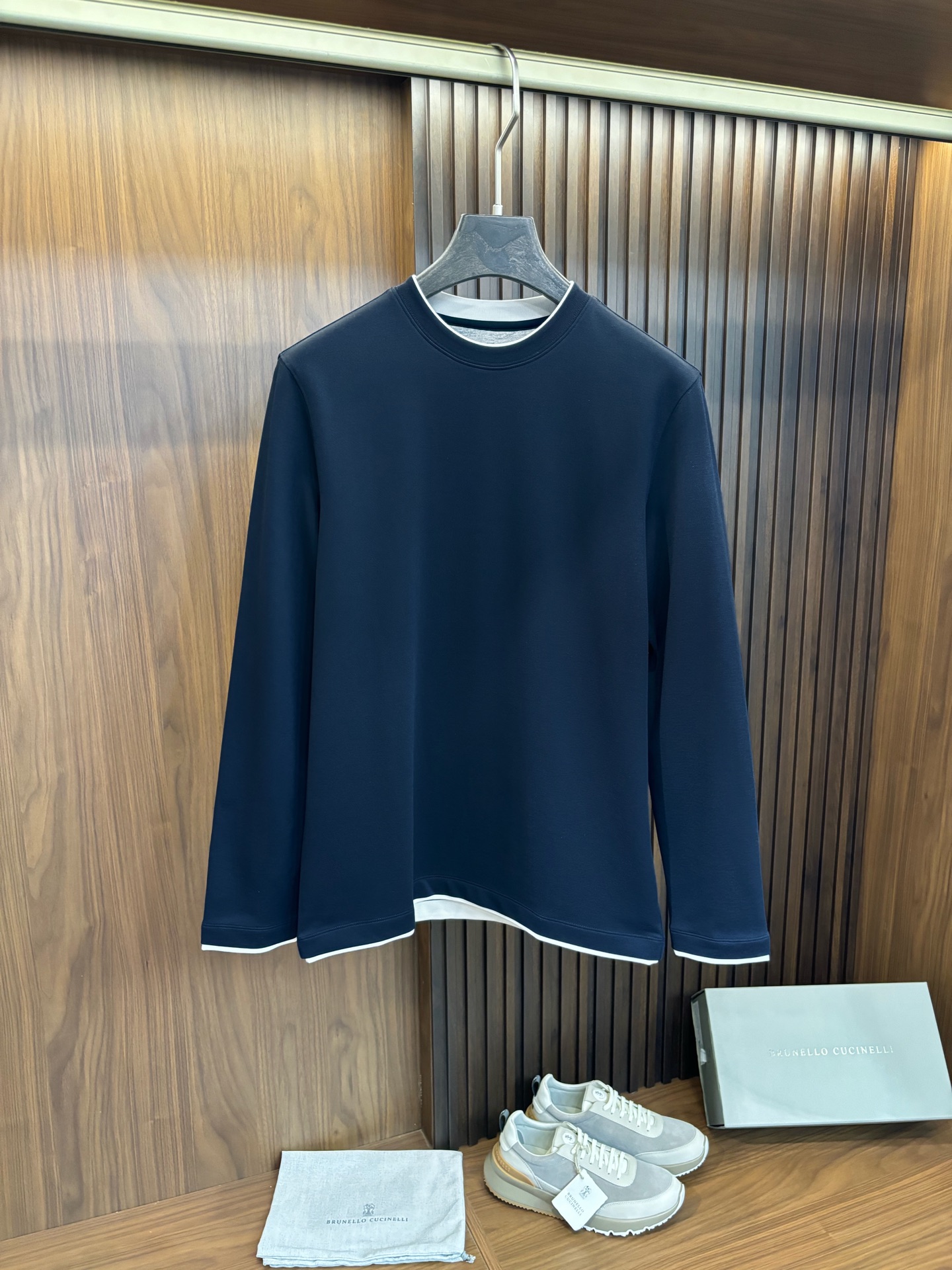 NO:550328,New# BC autumn and winter new products for men's long-sleeved casual base shirt, foreign trade company orders!  It is one of the classic exclusive fabrics of Zenia!  Customized original cotton fabric!  Back brand webbing design!  The texture is warm, the touch is soft and delicate, but the shape is straight and stylish!  Details, extreme luxury, perfect interpretation of high-quality quality. Selected customized imported high-density 70 cotton 30 modal, glutinous new velvet cloud-wrapped winter, warm and soft weaving, excellent comfort and breathability, and excellent softness and wrinkle resistance. Whether worn alone or inner wear, it is very handsome, matching men's practical dressing habits, pursuing luxury, noble and elegant style, creating extraordinary men's taste, with great visual effect, extremely high grade, simple and fashionable, a must-have choice for casual business!  Color gray white blue code M-3XL (48-56), zegna,alexander wang19860909New# BC 秋冬新品男士长袖休闲打底衫,外贸公司订单！是杰尼亚经典的专有织物之一！ 定制原版纯棉面料！后幅品牌织带设计！质地保暖,触感又柔软细腻、但型态又笔挺有型！细节、奢华极致,完美演绎高品质品相. 精选定制进口高密度70棉30莫代尔,糯感新生绒云裹冬,暖序织柔,舒适性与透气性兼优,柔软抗皱弹性和垂性极佳. 无论是单穿或是内搭都是帅气十足,吻合了男性实用穿衣习惯,追求奢华高贵优雅风范,打造不凡男士品味,视觉效果非常赞,档次极高,简约时尚,休闲商务必备之选！ 颜色灰色 白色 蓝色 码数M-3XL (48-56）,,zegna,alexander wang,Men's clothing