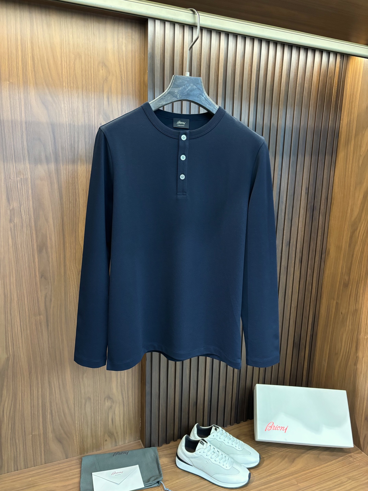 NO:550332,New# Briani Round neck three-breasted base shirt, a must-have for the wardrobe! The modal cotton base shirt with baby-like skin feels long T-shirt!  Very soft, with modal texture on the surface, and the upper body feels very good!  !  The fabric has good elasticity, comfortable and breathable, slim and slim while being unrestrained. The high-quality 70 cotton 30 modal is selected, with a rich three-dimensional feeling. Good craftsmanship, good fabric, good style, makes this dress more profound and high-end. This one can not only be worn inside, but also does not look monotonous when worn alone, but also shows a low-key and restrained luxury temperament. Color blue, gray, brown, apricot, code M-3XL (48-56),,alexander wang19860909New# Briani 布里奥尼 圆领三排扣打底衫,衣橱必备!婴儿般肌肤触感的莫代尔棉打底衫长T桖！非常柔软 表面有着莫代尔的肌理 上身亲肤感极好！！面料带有很好的弹力,舒适透气 修身显瘦的同时又无束缚感. 精选优质70棉30莫代尔,有着丰富的立体感.好工艺 好面料 好版型 让这件衣服更有深度和高档,这款不仅可以内搭打底,单穿亦不会显得单调,而展现出一种低调而内敛的奢华气质. 颜色蓝色 灰色 咖色 杏色 码数M-3XL（48-56）,,alexander wang,Men's clothing