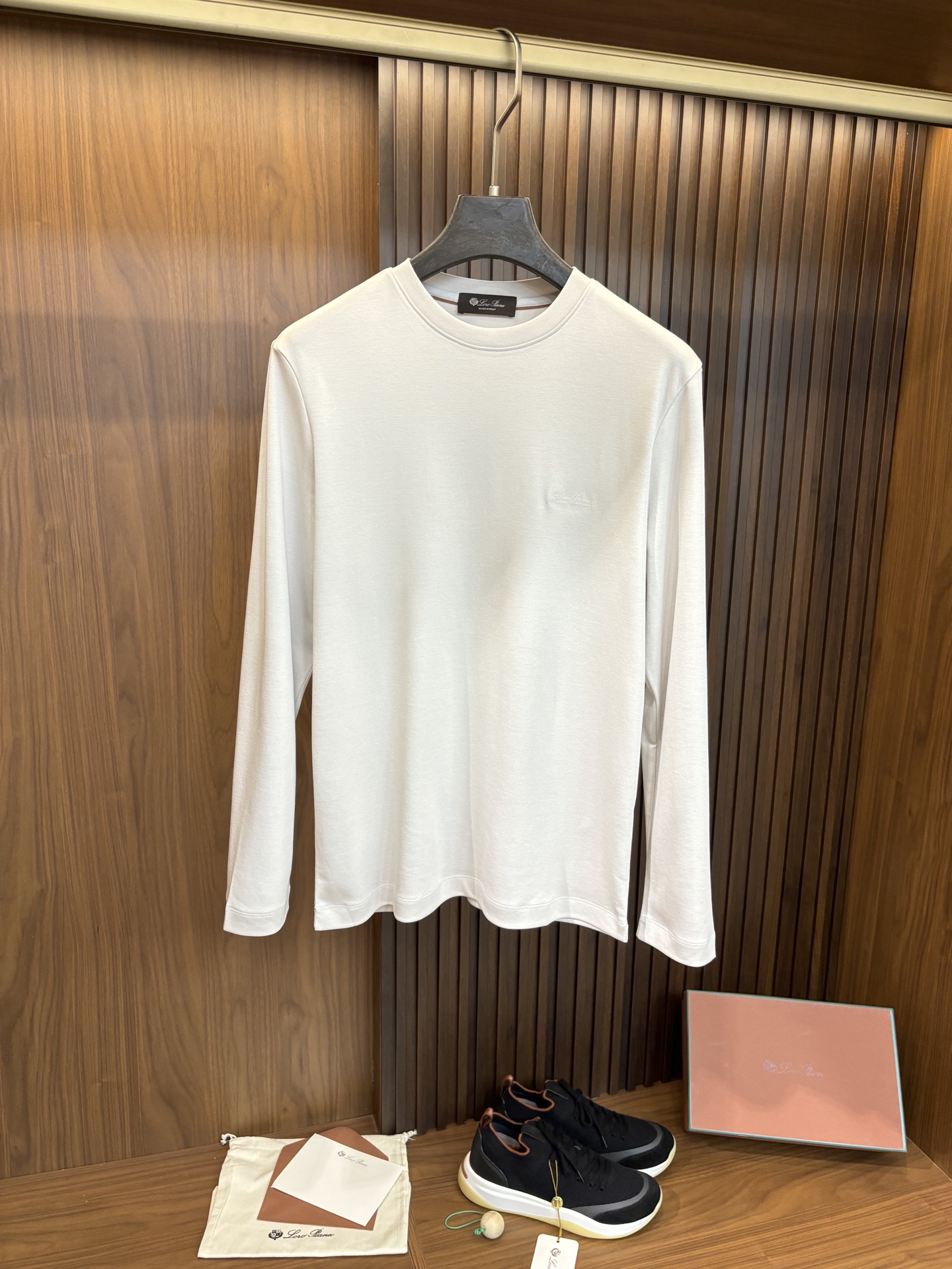 NO:550335,New# LP Autumn and winter new men's long-sleeved casual bottoming shirt, order from foreign trade company!  Old money style customized original pure cotton fabric!  The texture is warm, soft and delicate to the touch, but the shape is straight and stylish!  Details, extreme luxury, perfect interpretation of high-quality appearance. Selected imported high-density waxy cotton, warm and soft weaving, excellent comfort and breathability, soft, anti-wrinkle, elasticity and excellent drape. Exquisite logo embroidery on the chest. Whether worn alone or worn inside, it is very handsome, in line with men's practical dressing habits, pursuing luxury, noble and elegant style, creating extraordinary men's taste, the visual effect is very good, the grade is very high, simple and fashionable, a must-have choice for leisure and business!  Color Black White Brown Gray Size M-3XL (48-56),,loro piana,alexander wang19860909New# LP 秋冬新品男士长袖休闲打底衫,外贸公司订单！老钱风定制原版纯棉面料！质地保暖,触感又柔软细腻、但型态又笔挺有型！细节、奢华极致,完美演绎高品质品相. 精选进口高密度糯感棉,暖序织柔,舒适性与透气性兼优,柔软抗皱弹性和垂性极佳.胸口刺绣精致logo点缀. 无论是单穿或是内搭都是帅气十足,吻合了男性实用穿衣习惯,追求奢华高贵优雅风范,打造不凡男士品味,视觉效果非常赞,档次极高,简约时尚,休闲商务必备之选！ 颜色黑色 白色 咖色 灰色 码数M-3XL (48-56）,,loro piana,alexander wang,Men's clothing