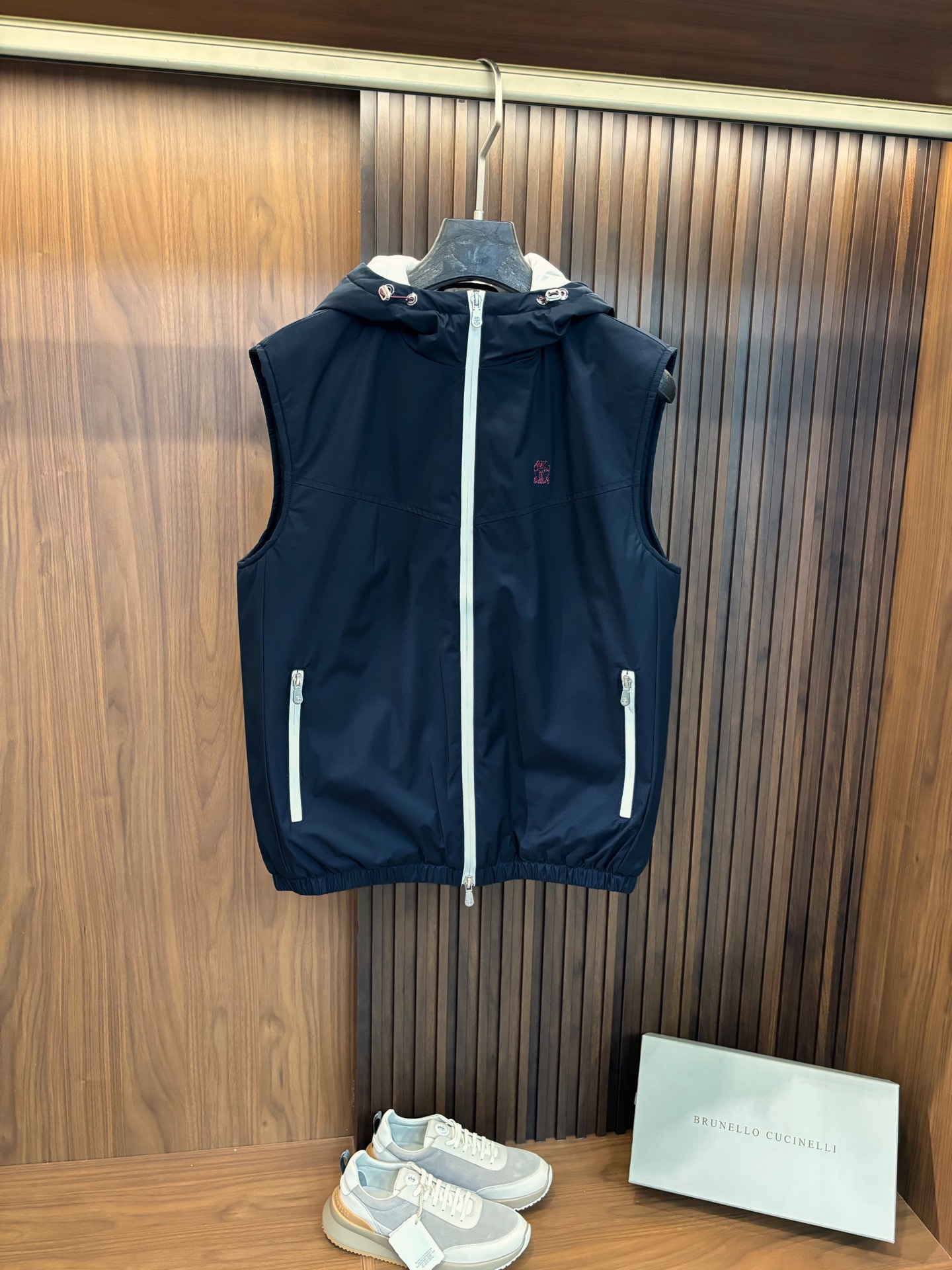 NO:550339,New# Brunello Cucineli Autumn and Winter New Products Men's Hooded Cotton Clothes Vest Jacket Jacket!  Men's clothing is full of modernity and technology, combining fashion aesthetics with outdoor elements, and continuing to follow the minimalist route of P's family in terms of design tone, each with rich details, and an iconic brand badge logo was injected on the chest, which is a soul-style embellishment!  The fabric is exquisite and first-class, with high density and excellent wind and waterproof characteristics, and has strong anti-fouling properties, extremely delicate touch, excellent comfort, exquisite details, exclusive customized waterproof zipper and tight hem design, comfortable and breathable on the upper body, it is very versatile whether paired with a base shirt or a sweater, showing the personality of young people, and can be easily controlled!  Color white blue code number M-3XL (48-56), brunello cucinelli, jackets & coats, jackets & coats, sweaters, hats, alexander wang19860909New# Brunello Cucineli 秋冬新品 男士连帽棉服马甲夹克外套！在男装充满现代感与科技感,将时装美学与户外元素混搭结合,在设计基调方面继续沿袭了P家的极简路线,细节元素各自丰富发挥,胸前注入了标志性牌品徽章标识,属于灵魂式点缀！ 面料是精致优选一流,具备高密度优良防风防水特质,且抗污性极强,触感极为细腻,舒适性亦绝佳, 细节精湛考究,专属定制防水拉链及下摆松紧设计, 上身舒适透气,无论搭配打底衫还是毛衣都非常百搭,彰显了年轻人的个性,都能轻松驾驭！ 颜色白色 蓝色 码数M-3XL（48-56）,,brunello cucinelli,jackets & coats,jackets & coats,sweaters,hats,alexander wang,Men's clothing