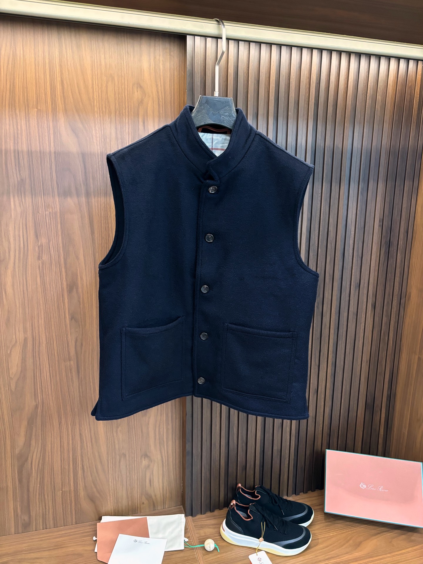 NO:550344,New# LP Nuo You Pian Ya's new men's cashmere vest jacket, LP exclusive is a highlight of the old money style. It is loved by the majority of men for its exquisite craftsmanship, high-quality fabrics and fashionable design. This vest jacket is usually made of light, soft and breathable fabrics, such as cashmere, wool blends, etc. to ensure comfort and warmth. The tailoring pays attention to the balance between looseness and fit, showing a casual style without losing a sense of sophistication.  The selection of high-quality 20% cashmere blended with 80% wool makes the overall shape more three-dimensional and layered. At the same time, the brand also pays attention to details. They are carefully designed and produced to show high-quality craftsmanship. Water is a clothing product that combines fashion and comfort. Both quality and design demonstrate the brand's pursuit of excellence!  Color Blue Khaki Size 48-56,,loro piana,jackets & coats,alexander wang19860909New# LP 诺悠翩雅 新款男士羊绒马甲外套, LP专属为老钱风的一大亮点,以其精湛的工艺、高品质的面料和时尚的设计而受到广大男士的喜爱, 这个马甲外套通常采用轻薄柔软且透气的面料,如小羊绒、羊毛混纺等,确保穿着的舒适性和温暖度,剪裁上注重宽松与合身的平衡,既展现出休闲的风范,又不失精致感. 精选优质20羊绒混纺80羊毛 使得整体造型更加立体和富有层次感.同时,品牌也注重细节的处理,都经过精心设计和制作,展现出高品质的工艺水是一种兼具时尚与舒适度的服装产品,无论是品质还是设计都展现了品牌的卓越追求！ 颜色蓝色 卡其 码数48-56,,loro piana,jackets & coats,alexander wang,Men's clothing