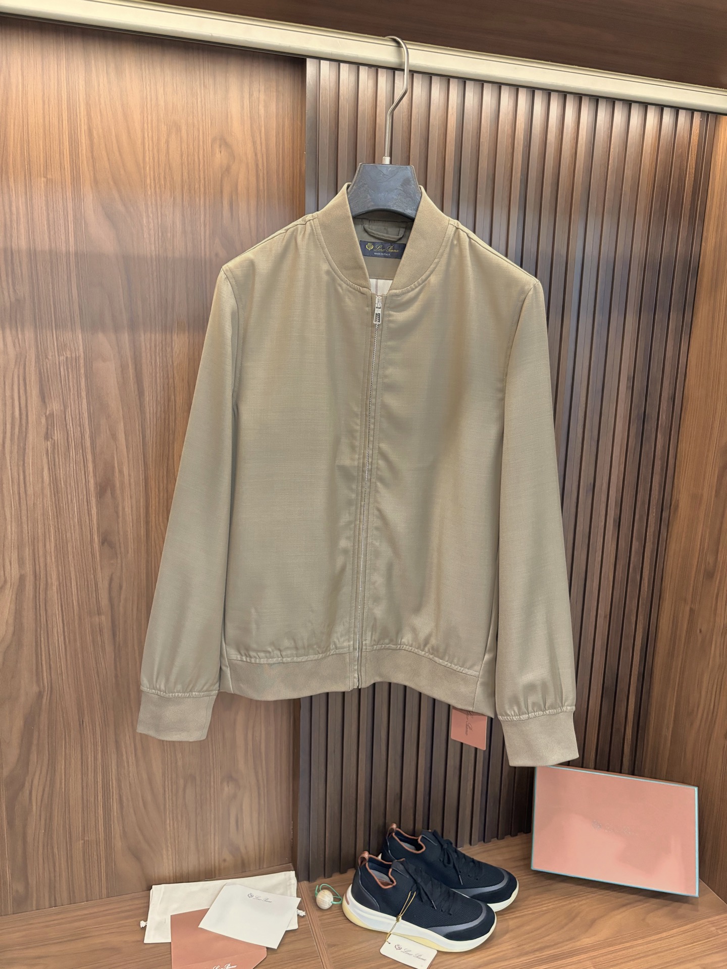 NO:572264,New# LP Nuoyoupanya's new casual men's jacket is a highlight of the brand. It is loved by the majority of men for its exquisite craftsmanship, high-quality fabrics and fashionable design. These jackets are usually made of light, soft and breathable fabrics, such as cashmere, wool blends, etc. to ensure comfort and warmth. The tailoring pays attention to the balance between looseness and fit, showing a casual style without losing a sense of sophistication.  It makes the overall shape more three-dimensional and layered. At the same time, the brand also pays attention to details, such as zippers, buttons, cuffs, etc., which are carefully designed and produced to show high-quality craftsmanship. Water is a clothing product that combines fashion and comfort. Both quality and design demonstrate the brand's pursuit of excellence!  Color Blue Khaki Size 48-56,,loro piana,jackets & coats,jackets & coats,alexander wang19860909New# LP 诺悠翩雅 新款休闲男士夹克外套是品牌的一大亮点,以其精湛的工艺、高品质的面料和时尚的设计而受到广大男士的喜爱, 这些外套通常采用轻薄、柔软且透气的面料,如小羊绒、羊毛混纺等,确保穿着的舒适性和温暖度,剪裁上注重宽松与合身的平衡,既展现出休闲的风范,又不失精致感. 使得整体造型更加立体和富有层次感.同时,品牌也注重细节的处理,如拉链、纽扣、袖口等都经过精心设计和制作,展现出高品质的工艺水是一种兼具时尚与舒适度的服装产品,无论是品质还是设计都展现了品牌的卓越追求！ 颜色蓝色 卡其 码数48-56,,loro piana,jackets & coats,jackets & coats,alexander wang,Men's clothing