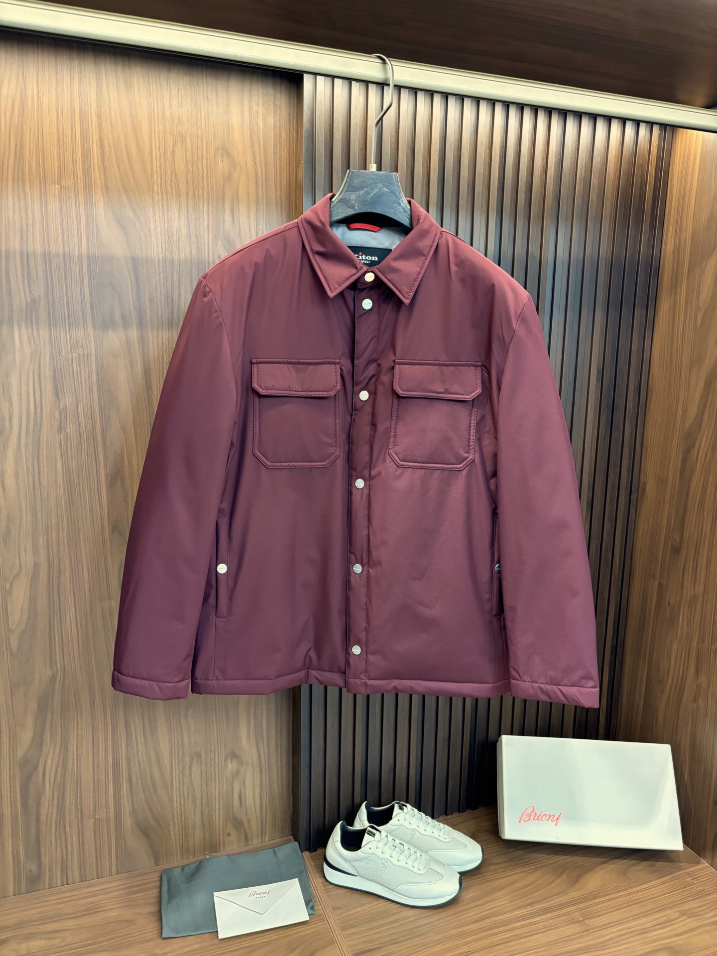 NO:567694,New# kiton new models are coming, new autumn and winter cotton jackets, pocket shirt-type warm cotton jackets and jackets!  Trading company channels are rare and available on the official website simultaneously!  An exciting fashion masterpiece, it perfectly combines practicality and high-end sense, bringing an unprecedented experience to the wearer!  This cotton coat is made of highly customized polyester fiber material. Its high density gives it excellent windproof performance. In the biting cold wind, it acts like a strong barrier, isolating the cold wind and keeping you warm at all times!  And it also has a water-repellent function. Even on drizzly days, rainwater will not easily penetrate into the inside of the jacket, keeping you dry and comfortable at all times!  It adds a sense of luxury to the overall look, making you stand out from the crowd!  It not only provides excellent thermal insulation effect, allowing you to feel as warm as spring in the cold season, but also does not feel any weight at all!  The placket adopts a button opening and closing design. This classic and practical way is not only convenient to put on and take off, but also adds a retro charm to the jacket!  Each button is carefully polished, full of texture, and perfectly integrated with the overall style of the jacket!  It breaks the bloated image of traditional down jackets, not only showing men's sophistication but also adding a unique personality to the simple jacket!  Color Black Blue Red Apricot Gray Size M-3XL (48-56),,jackets & coats,jackets & coats,shirts,down jacket,alexander wang19860909New# kiton 新款来袭 秋冬新款棉服,口袋衬衫式保暖棉服夹克外套！贸易公司渠道稀出,同步官网发售！一款令人心动的时尚杰作,它将实用性与高级感完美结合,为穿着者带来前所未有的体验！ 这款棉衣采用高定制聚酯纤维材质,高密度的特性赋予了它出色的防风性能,在凛冽的寒风中,它就像一道坚固的屏障,将冷风隔绝在外,让你始终保持温暖！而且它还具备拒水功能,即便是在细雨纷飞的日子里,雨水也不会轻易渗透进夹克内部,始终让你保持干爽舒适！为整体造型增添了一份高级感, 让你在人群中脱颖而出！它不仅能够提供出色的保暖效果,让你在寒冷的季节里也能感受到温暖如春,而且完全不会有负重感！ 门襟采用了纽扣开合的设计,这种经典而实用的方式不仅方便穿脱,还为夹克增添了一份复古的韵味！每一颗纽扣都经过精心打磨,质感十足,与夹克的整体风格完美融合！它打破了传统羽绒服的臃肿形象,既展现出男性的干练与为简约的夹克增添了一份独特的个性！ 颜色黑色 蓝色 红色 杏色 灰色 码数M-3XL（48-56）,,jackets & coats,jackets & coats,shirts,down jacket,alexander wang,Men's clothing