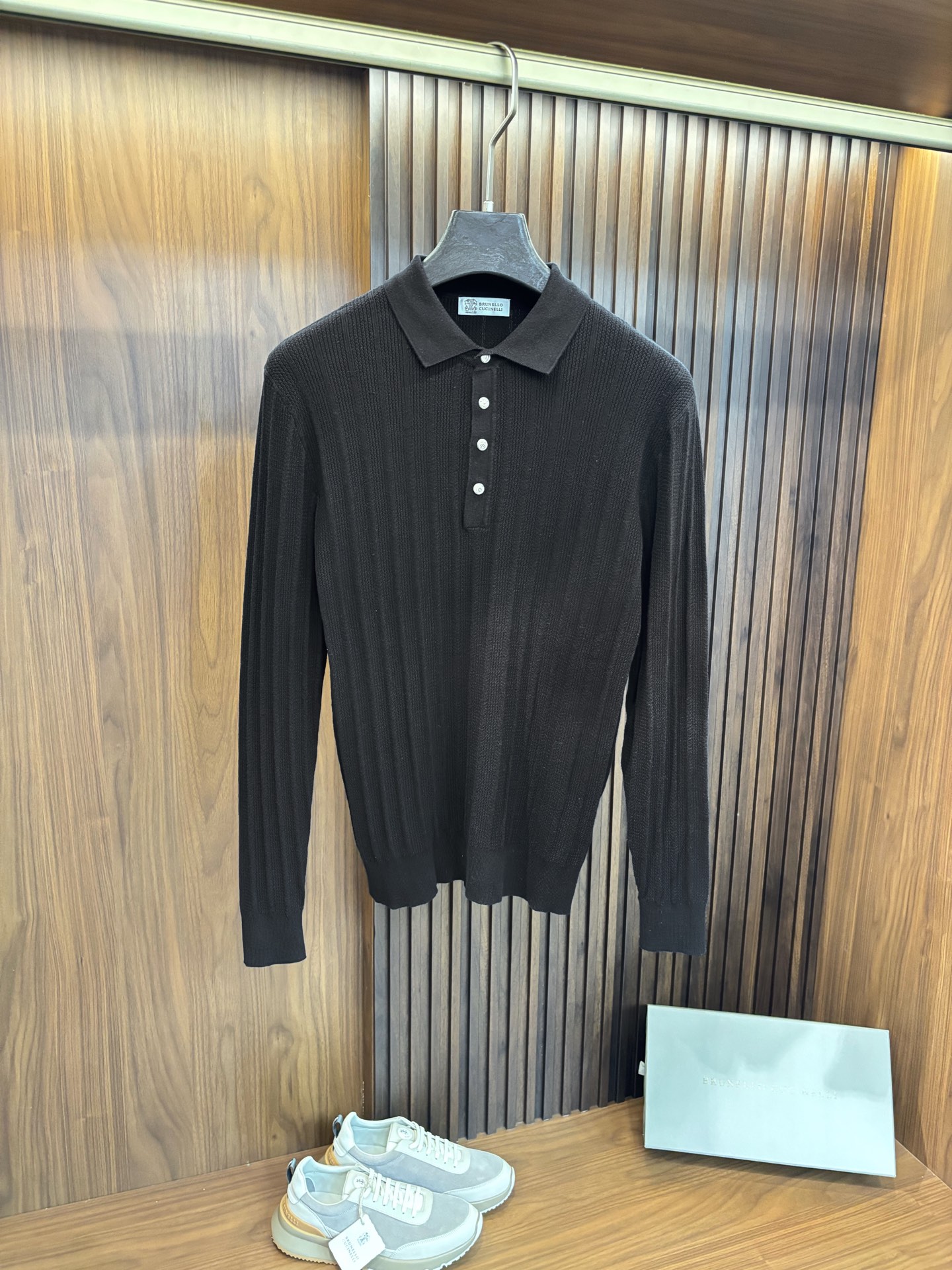 NO:567699,New# BC is an old-money classic and forever elegant gentleman's Polo shirt and sweater, with lines and jacquard craftsmanship. In men's wardrobes, there are always some items that can transcend seasons and trends and become eternal classics.  Selected top-quality cotton fabrics are soft to the touch and have excellent breathability. Whether it is the spring and summer breeze or the warm sunshine of autumn and winter, it can bring you just the right wearing experience. The classic Polo collar design, paired with exquisite four buttons, is simple yet stylish, showing the unique sophistication and charm of men.  The tailoring of the clothes is excellent, modifying the body shape, allowing every wearer to show a tall and straight figure. Whether it is a business trip or a casual party, it can be easily controlled, showing the unique sophistication and charm of men!  Color Black White Size M-4XL (48-58),,sweaters,alexander wang19860909New# BC 老钱经典永驻绅士雅韵Polo衫毛衣,有线条勾勒提花工艺,在男士衣橱中,总有一些单品能够跨越季节与潮流,成为永恒的经典. 精选顶级棉质面料,触感柔软如丝,透气性极佳,无论是春夏的微风,还是秋冬的暖阳,都能为您带来恰到好处的穿着体验.经典的Polo领设计,搭配精致的四粒扣,简约而不失格调,展现出男士独有的干练与魅力. 衣服的剪裁堪称一绝,修饰身形,让每一位穿着者都能展现出挺拔的身姿.无论是商务出行还是休闲聚会,都能轻松驾驭,展现出男士独有的干练与魅力！ 颜色黑色 白色 码数M-4XL（48-58）,,sweaters,alexander wang,Men's clothing