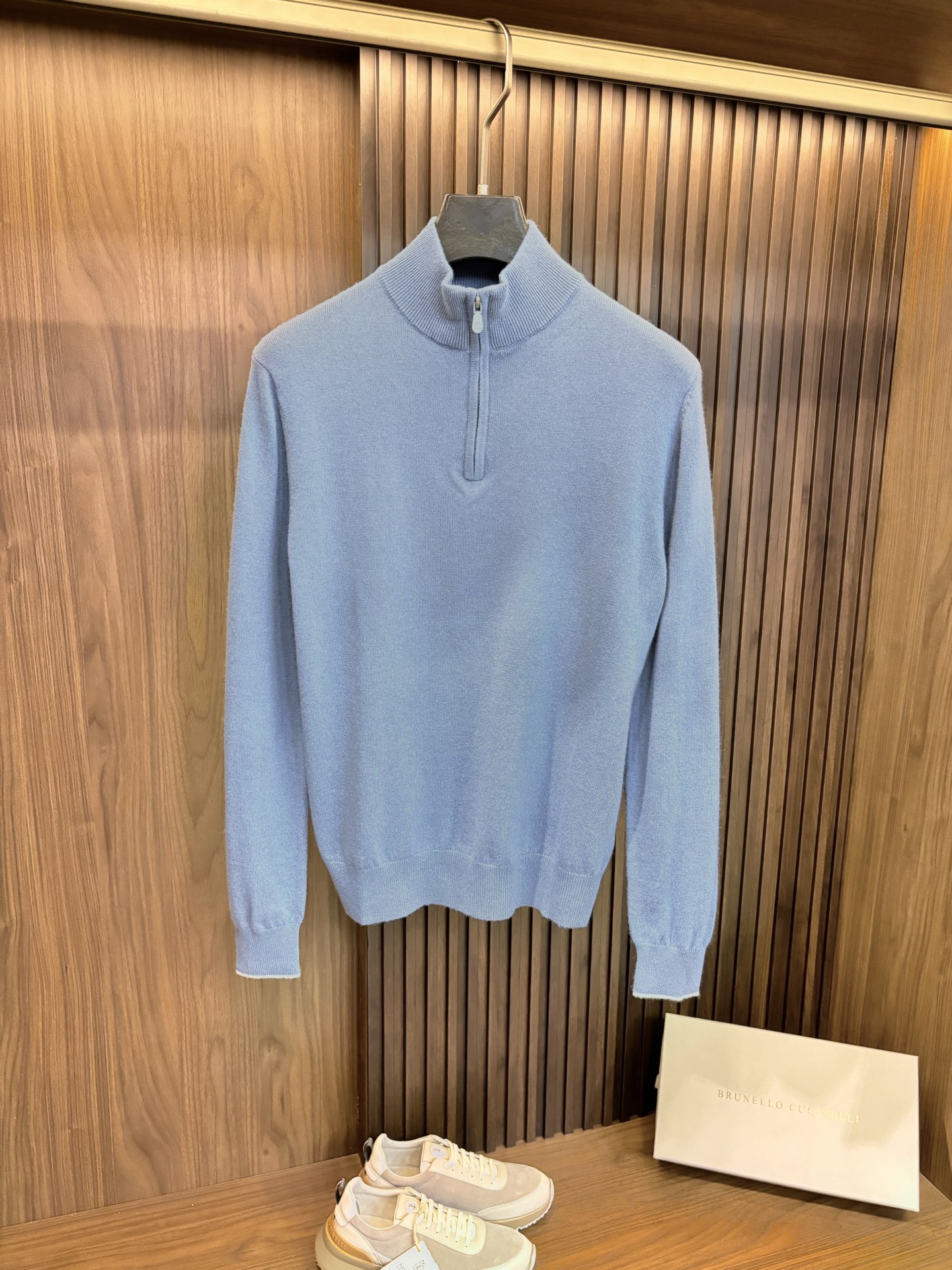 NO:567705,New# BC is warm and elegant in autumn and winter. The half-high collar and half-zipper design are a perfect match. Standing up the collar, it is warm and windproof; when the zipper is opened, the V-neck can be changed to make the face smaller. Pull and release it to easily switch between lazy and capable. It shows a casual and elegant style. Every detail has been carefully carved, with clear texture and smooth lines, reflecting the exquisite skills of the craftsmen and the ultimate pursuit of quality.  Selected pure wool fabrics. Wool is known as the 'Queen of Fibers' and is famous for its softness, lightness and excellent thermal insulation properties. It feels as delicate as silk, and your skin feels like it is gently wrapped by clouds when you touch it, bringing you the ultimate comfortable experience. Wool has excellent thermal insulation properties and can effectively resist the cold, keeping you warm as spring in autumn and winter.   The half-zip design is simple and elegant, fitting the neck line, keeping warm and comfortable; it is not easy to deform and is more durable. The clothes are tailored to fit, which can well modify the body shape and show your gentlemanly elegance!  The casual style is super versatile, whether you wear it with jeans for a casual outing or with trousers for business commuting, you can easily control it. Color Gray Blue Size M-4XL (48-58), jeans, alexander wang19860909New# BC 秋冬的温暖无优雅,半高领与半拉链设计堪称绝配,立起衣领,温暖防风；拉开拉链,又可变V领显脸小,一拉一放间,轻松切换慵懒与干练.展现出休闲而优雅的风格.每一处细节都经过精心雕琢,纹理清晰,线条流畅,体现了匠人的精湛技艺和对品质的极致追求. 精选采用纯羊毛面料,羊毛素有“纤维皇后”的美誉,以其柔软、轻盈和卓越的保暖性能而闻名.触感细腻如丝,轻触肌肤仿佛被云朵温柔包裹,给您带来极致的舒适体验.羊毛保暖性能极佳,能有效抵御寒冷,让您在秋冬季节保持温暖如春. 半拉链的设计简洁大方,贴合颈部线条,既保暖又舒适；不易变形,穿着更加耐穿. 衣服的版型剪裁合身,能够很好地修饰身形,展现出您的优绅士优雅！休闲风格超百搭,无论是搭配牛仔裤的随性出街,还是搭配西裤的商务通勤,都能轻松驾驭. 颜色灰色 蓝色 码数M-4XL（48-58）,,jeans,alexander wang,Men's clothing