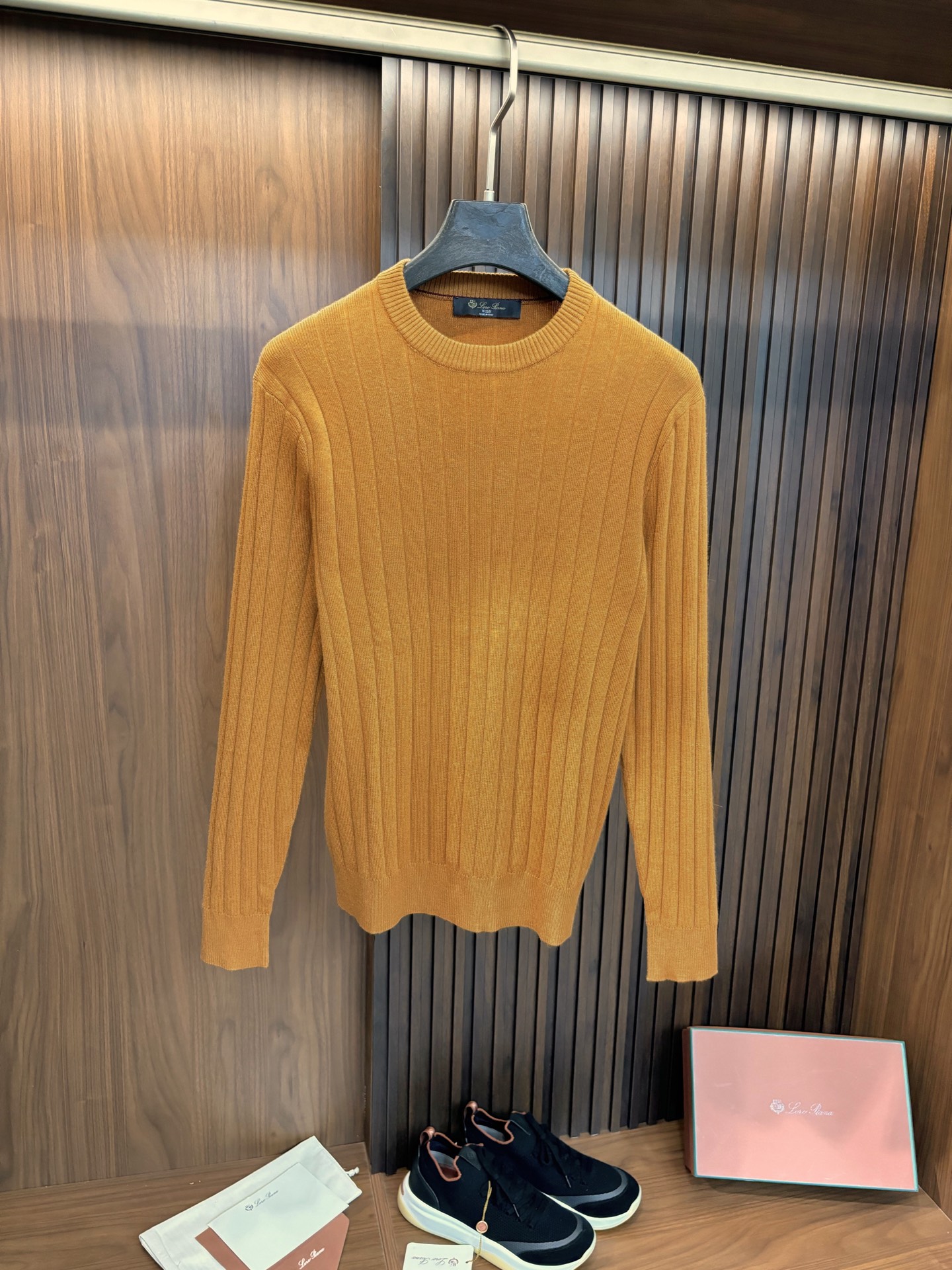 NO:567714,New# LP Loro Piana classic men's round neck wool sweater, classic men's round neck wide wool sweater, full of three-dimensionality, comfortable and warm to wear close to the body, a high-quality sweater is an indispensable item in the wardrobe of men who pursue quality and taste. With its exquisite craftsmanship, excellent quality and elegant design, it has become an ideal choice for men to show their gentlemanly demeanor.  This wool sweater is made of top-quality Italian wool fabric, with a soft and delicate texture and excellent skin-friendliness. Whether worn next to the body or as an outer layer, it can bring you an unparalleled comfort experience. Its excellent thermal insulation performance allows you to feel as warm as spring in the cold season.   The classic round neck style is simple and elegant, versatile and practical. It can be easily matched with various styles of clothing, whether it is formal or casual, showing a unique fashion charm. The fine knitted wide stripe texture and elegant tailoring highlight Loro Piana's consistent high quality standards, and every detail reflects the brand's pursuit of perfection. Color Blue Khaki Size M-4XL (48-58,,loro piana,loro piana,alexander wang19860909New# LP Loro Piana经典男士圆领羊毛针织衫,经典男士圆领宽条羊毛针织衫,立体感十足,贴身穿着舒适保暖,在追求品质与品位的男士衣橱中,一件优质的针织衫是不可或缺的单品.以其精湛的工艺、卓越的品质和优雅的设计,成为男士们展现绅士风度的理想之选. 这款羊毛衫精选了意大利顶级羊毛面料,质感柔软细腻,亲肤性极佳.无论是贴身穿着还是作为外搭,都能带给您无与伦比的舒适体验.其出色的保暖性能,让您在寒冷的季节里也能感受到如春般的温暖. 经典的圆领款式简约大方,百搭实用.它能够轻松搭配各种风格的服装,无论是正式、休闲都能展现出独特的时尚魅力.精细的针织宽条纹理和考究的剪裁,彰显出Loro Piana一贯的高品质标准,每一处细节都体现了品牌对完美的追求. 颜色蓝色 卡其 码数M-4XL（48-58,,loro piana,loro piana,alexander wang,Men's clothing