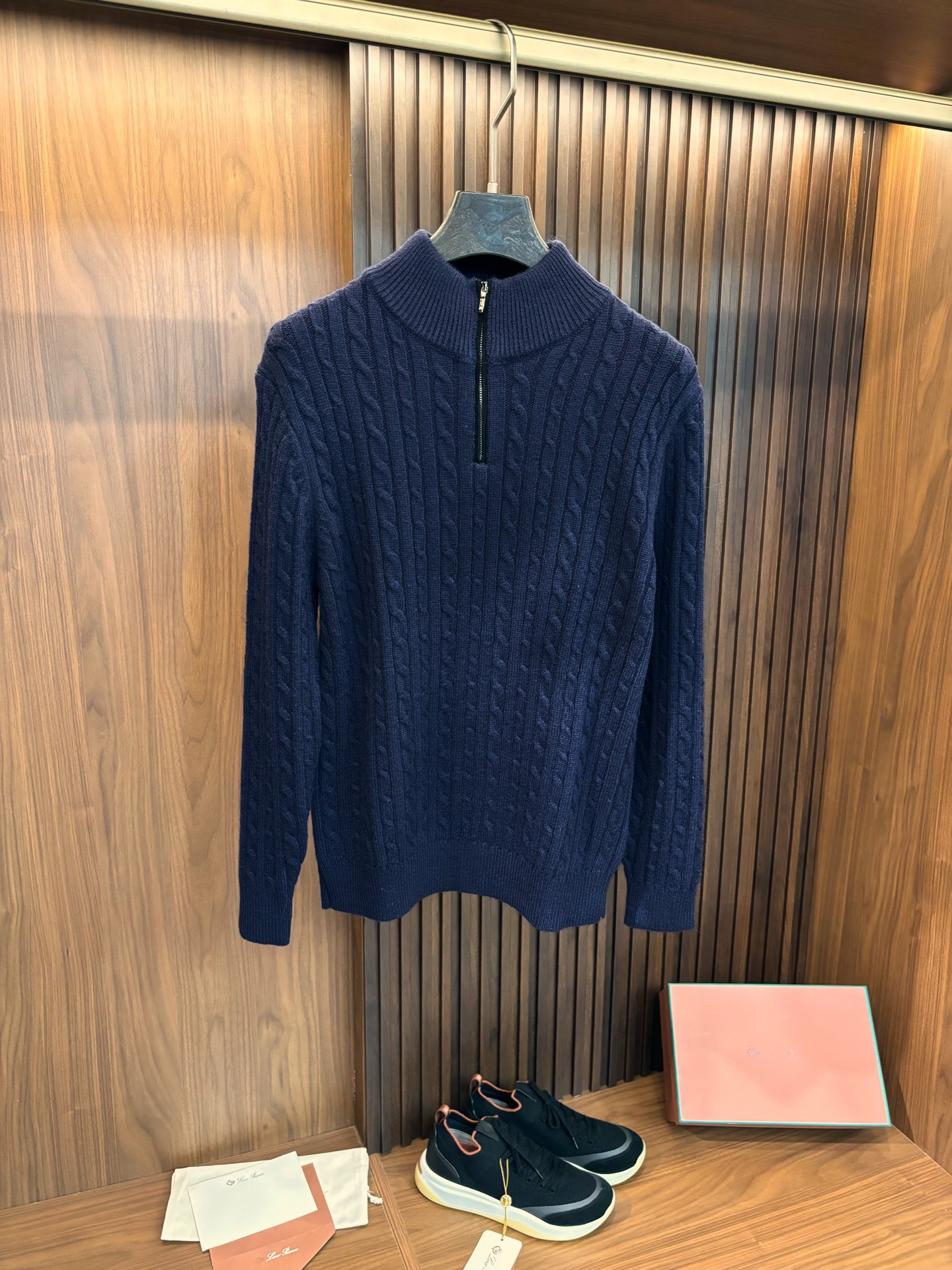 NO:567723,New# LP Loro Piana classic twist knit texture half-high zipper cashmere sweater. A high-quality sweater is not only a weapon to keep out the cold, but also a fashion item that shows off your taste. As a representative of the top luxury brand, with its unparalleled exquisite craftsmanship and strict selection of high-quality materials, we present you with a half-high collar zipper cashmere sweater, bringing ultimate warmth and elegance.  Selected top-quality cashmere wool material, soft and delicate to the touch, wraps your body as gently as a cloud. Cashmere's natural thermal insulation properties can effectively resist the cold, allowing you to feel spring-like warmth and comfort in autumn and winter. The unique half-high collar zipper design is both practical and fashionable. Whether you open the zipper to show casualness, or zip it up to resist the cold wind, you can easily control it.   The classic braided twist knitting texture adds rich layering and three-dimensionality to the sweater, which is retro yet fashionable. The brand's exclusive logo is low-key and luxurious, showing your extraordinary taste. Color White Blue Gray Size M-4XL (48-58), loro piana, loro piana, sweaters, alexander wang19860909New# LP Loro Piana 经典麻花编织纹理半高拉链羊绒毛衣.一件高品质的毛衣不仅是御寒的利器,更是彰显品味的时尚单品.作为顶级奢侈品牌的代表,以其无与伦比的精湛工艺和对优质材质的严苛挑选,为您呈上半高领拉链羊绒毛衣,带来极致的温暖与优雅. 精选顶级羊绒羊毛材质,触感柔软细腻,如同云朵般轻柔地包裹着您的身体.羊绒天然的保暖性能,能有效抵御寒冷,让您在秋冬季节也能感受到如春般的温暖与舒适. 独特的半高领拉链设计,兼具实用性与时尚感.无论是敞开拉链展现随性洒脱,还是拉上拉链抵御寒风,都能轻松驾驭. 经典的编织麻花针织纹理,为毛衣增添了丰富的层次感和立体感,复古又不失时尚.品牌专属的标识,低调而奢华,彰显您的不凡品味. 颜色白色 蓝色 灰色 码数M-4XL（48-58）,,loro piana,loro piana,sweaters,alexander wang,Men's clothing