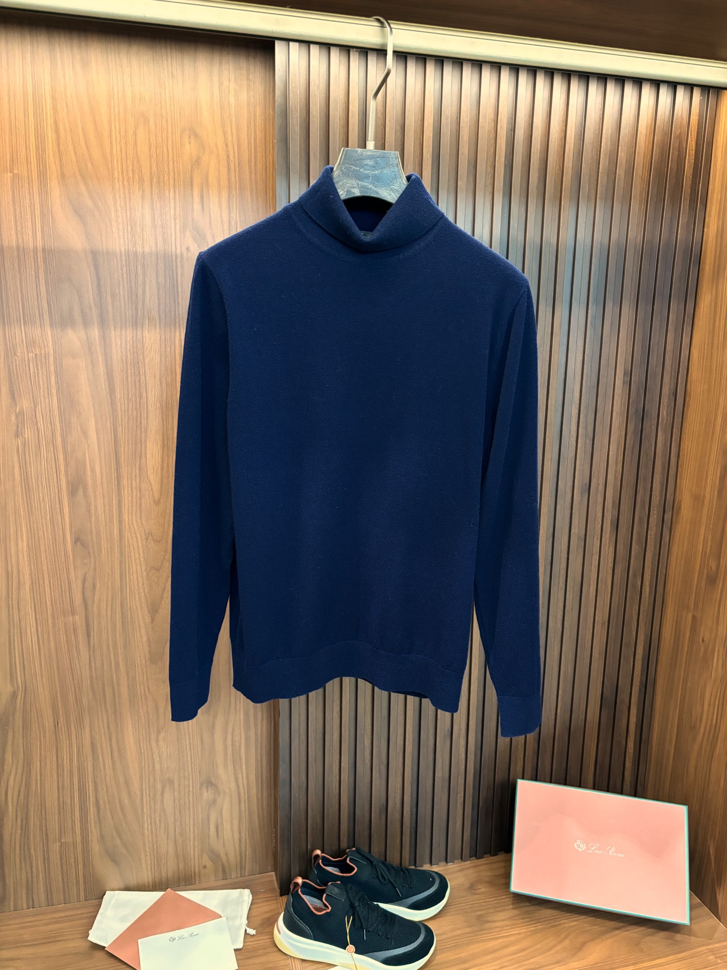 NO:567703,New# LP is a must-have wool turtleneck sweater for old money, a series with excellent temperament. A high-quality sweater is not only a weapon to keep out the cold, but also a fashion item that shows your taste. As a representative of the top luxury brand, it has unparalleled exquisite craftsmanship and strict selection of high-quality materials. The wool is selected, which is dense and light, soft and skin-friendly, comfortable and warm to wear next to the body, and gives an excellent wearing experience. Let you feel the warmth and comfort like spring in autumn and winter.  The well-designed turtleneck sweater is both practical and fashionable. It adds a rich sense of layering and three-dimensionality to the sweater, which is retro yet fashionable. It is low-key and luxurious, showing your extraordinary taste. Can be matched at will!  Color Blue Apricot Khaki Coffee Size M-4XL (48-58),,loro piana,sweaters,alexander wang19860909New# LP 老钱必选的羊毛高领毛衣,气质绝佳的系列. 一件高品质的毛衣不仅是御寒的利器,更是彰显品味的时尚单品.作为顶级奢侈品牌的代表,以其无与伦比的精湛工艺和对优质材质的严苛挑选. 精选采用羊毛,质密轻盈、软糯亲肤,贴身穿着舒适保暖、赋予极佳的穿着体验. 让您在秋冬季节也能感受到如春般的温暖与舒适. 精心设计高领毛衣,兼具实用性与时尚感.为毛衣增添了丰富的层次感和立体感,复古又不失时尚.低调而奢华,彰显您的不凡品味.可随意搭配！ 颜色蓝色 杏色 卡其 咖色 码数M-4XL（48-58）,,loro piana,sweaters,alexander wang,Men's clothing