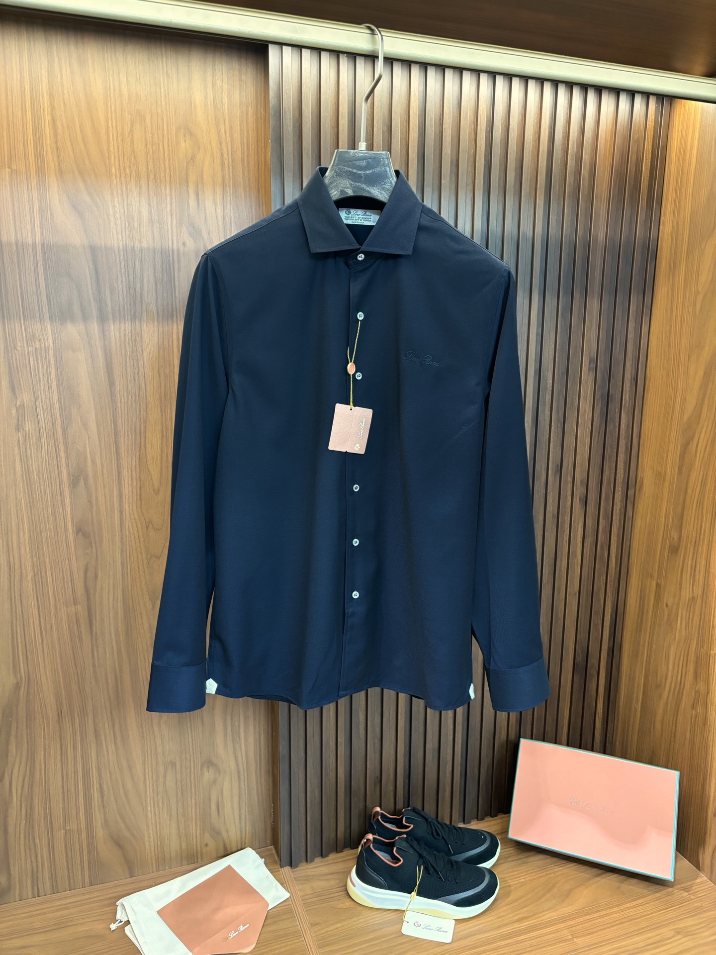 NO:567712,New# LP wardrobe essential series 'Wool blended cotton regular fit shirt, the king's gift' series, you are right to choose him! Multicolor Windsor collar wool blend fabric business long-sleeved shirt. Top platinum level product, only made from brands with low-profile hems. This shirt is made of cotton and wool blend fabrics. Its soft touch and luxurious texture complement each other. It is a must-have item for your wardrobe. It is ideal whether paired with branded cashmere or virgin wool trousers, adding a touch of exquisite casualness to the overall look. The blending of selected wool and other fibers not only retains the softness, delicacy and warmth of cashmere, but also enhances the durability and wrinkle resistance of the fabric. Wool is known as 'soft gold', and its unique fiber structure makes the blended shirt have excellent warmth retention and comfort. It feels soft, and the wool blended shirt feels soft and waxy, and does not feel itchy when in contact with the skin, giving people an elegant and comfortable wearing experience! Color Blue Gray Khaki White Size S-3XL (38-43),,loro piana,shirts,gold,alexander wang19860909New# LP 衣橱必备系列”羊毛混纺綿常规版型衬衫,国王的礼物”系列,选他是正确的！多色温莎领羊毛混纺面料商务长袖衬衫 顶尖白金级臻品,仅用下摆低调的品牌,这款衬衫采棉和羊毛混纺面料制作而成,柔软的触感和奢华质感相得益彰,是您衣橱的必备单品,无论搭配品牌羊绒或是初剪羊毛裤装都是理想之选,为整体造型增添一抹精致的随意感. 精选羊毛与其他纤维的混纺,既保留了羊绒的柔软、细腻和保暖性,又增强了面料的耐用性和抗皱性.羊毛被誉为“软黄金”,其独特的纤维结构使得混纺衬衣具有出色的保暖性能和舒适度. 手感柔软,羊毛混纺衬衣触感柔软滑糯,穿着时与皮肤接触无刺痒感,给人以高雅舒适的穿着体验！ 颜色蓝色 灰色 卡其 白色 码数S-3XL (38-43),,loro piana,shirts,gold,alexander wang,Men's clothing