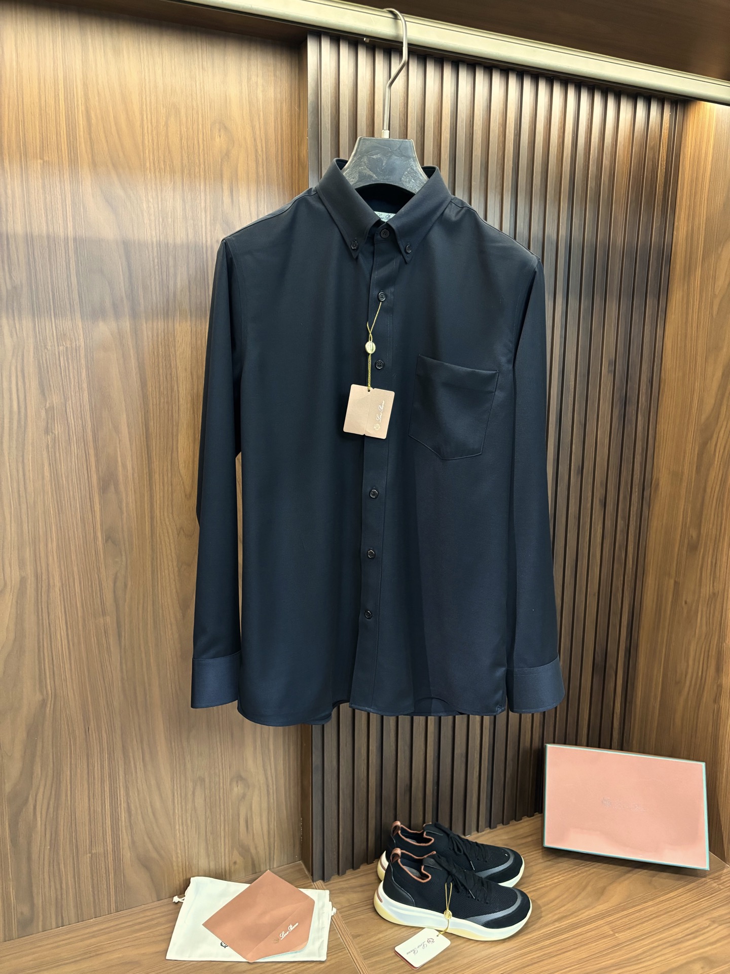 NO:567718,New# LP Old Money Style Men's Collar-Button Wool Men's Shirt, sold through trading company channels, in perfect condition, pure bloodline quality, wool blended cotton regular fit shirt, King's Gift' series, it is the right choice to choose him! The typical Italian style fashion is very sophisticated in terms of fabric selection and craftsmanship, which is very consistent with the LP aesthetic tone, low-key and luxurious, elegant and noble, every detail is a testament to the brand's own high-end sense! The fabrics and shell buttons used are all heavyweight wool fabrics imported from Turkey. They are custom-woven and dyed by the old-fashioned Italian workshops. The texture is fine and soft, full of cotton feel, and the experience is excellent! The details are also excellent, with a small business feel. There is no irritation in contact with the skin when worn, giving people an elegant and comfortable wearing experience! Color Gray Blue Size S-3XL (38-43),,loro piana,shirts,alexander wang19860909New# LP 老钱风 男士领扣羊毛男士衬衫,贸易公司渠道货,品相完美如斯,纯正血统品质,羊毛混纺綿常规版型衬衫,国王的礼物”系列,选他是正确的！颇具意大利典型风格的时装,在面料选取和工艺方面都相当考究,极符合LP美学基调,低调且奢华,优雅且高贵,每一个细节都在力证品牌自身的高级感！ 采用的面料和贝壳纽扣都是进口重磅土耳其进口羊毛面料,意大利本土老牌工坊成衣工序定织定染,肌理细腻柔软,棉感十足,体验感极佳！ 在细节方面亦是非常出色,小商务感.穿着时与皮肤接触无刺痒感,给人以高雅舒适的穿着体验！简单利落的剪裁更能突显出细节的亮点. 颜色灰色 蓝色 码数S-3XL（38-43）,,loro piana,shirts,alexander wang,Men's clothing