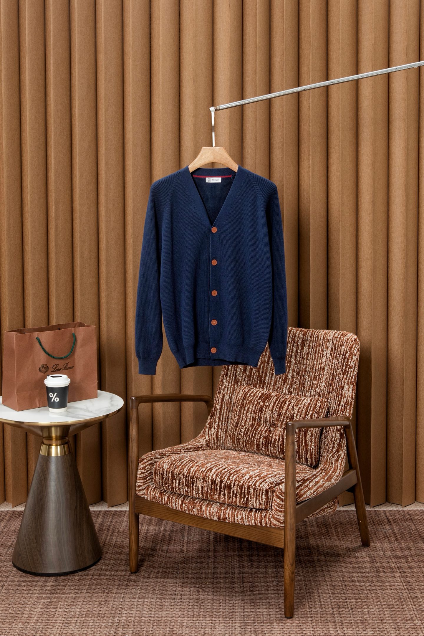 NO:601187,New# BC's unique V-neck old money style cardigan sweater shows the elegance and calmness accumulated over the years. The perfect fusion of classic and luxury, it is not only a knitted cardigan fabric, but also a symbol of life attitude. The selected cotton fabric brings an unprecedented softness and warmth experience. It makes the wear more comfortable and skin-friendly. Simple yet fashionable. Whether it is daily wear or casual occasions, it can be easily controlled and show your unique taste. The design of the cardigan makes the entire sweater more layered and visually impactful.  The charm of old money and the inheritance of relaxed and relaxed classics. This sweater contains a strong flavor of old money, classic but not outdated. It is an evergreen tree in your wardrobe, which can show your unique taste no matter when and where. Color Black Blue White Size M-4XL (48-58),,sweaters,alexander wang19860909New# BC 其独特的V领老钱风开衫毛衣,展现出岁月沉淀的优雅与从容.经典与奢华的完美融合,它不仅仅是一件针织开衫织物,更是一种生活态度的象征. 精选采用棉面料,带来前所未有的柔软与保暖体验.让穿着更加舒适亲肤.简约而不失时尚感.无论是日常穿搭还是休闲场合,都能轻松驾驭,展现你的独特品味. 开衫的设计,让整件毛衣更具层次感与视觉冲击力. 老钱韵味又与轻松松弛经典传承,这款毛衣蕴含着浓厚的老钱风味,经典而不过时.它是你衣橱中的常青树,无论何时何地,都能展现出你的独特品味. 颜色黑色 蓝色 白色 码数M-4XL（48-58）,,sweaters,alexander wang,Men's clothing