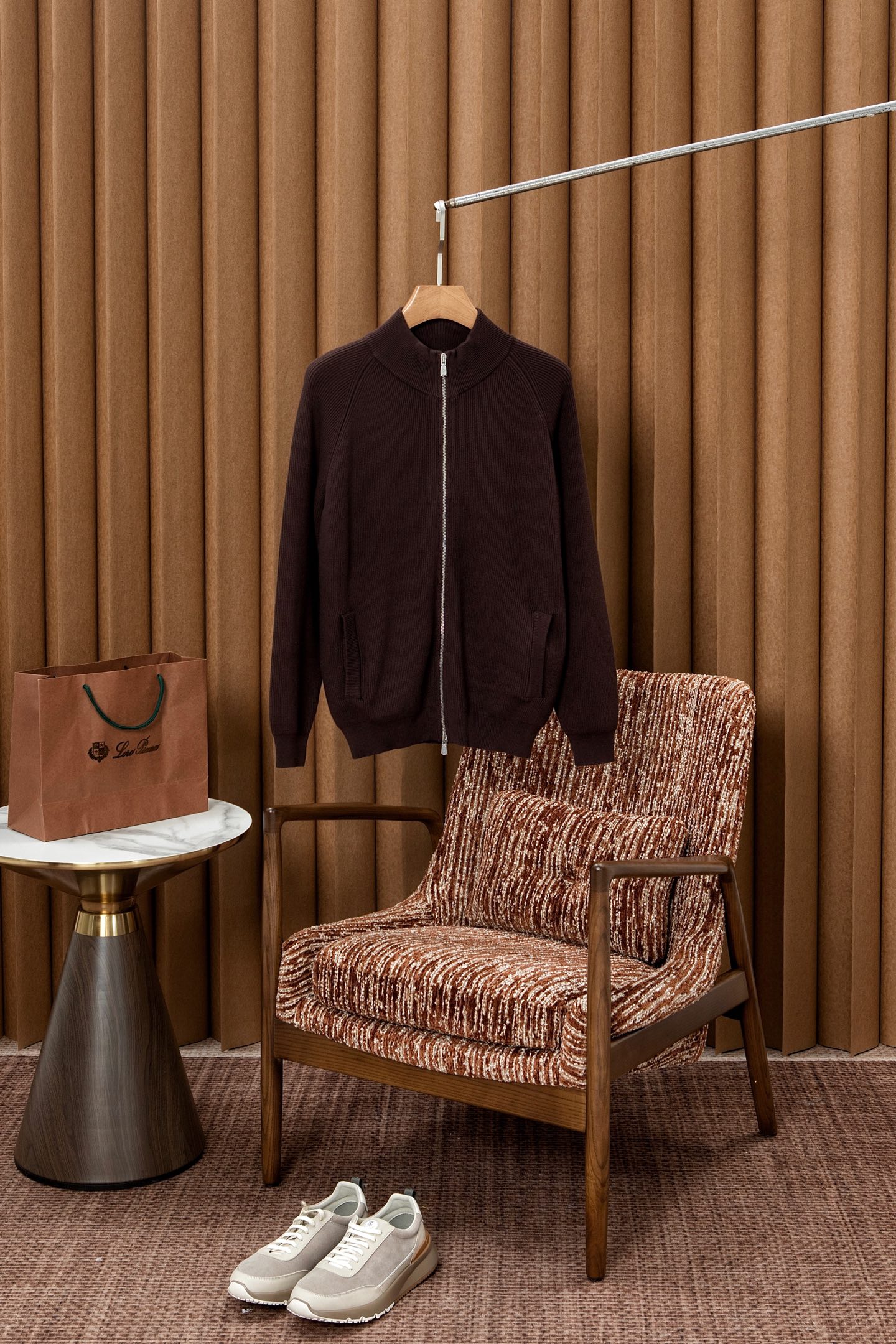 NO:601178,New# Brunello Cucinelli knitted cardigan sweater, cotton fabric is light and fluffy, bringing an unparalleled skin-friendly touch, just like being gently wrapped by a ray of warm sunshine. Even sensitive skin can enjoy this comfort with peace of mind. It has excellent thermal insulation performance, and the fine fibers can effectively lock in body temperature and resist the cold chill of autumn and winter, allowing you to have a spring-like warm experience in cold seasons.  The details are full of ingenuity and quality. The exquisite zipper design is smooth and easy to pull, and the opening and closing are neat and convenient. The brand logo on the zipper head is low-key and exquisite, showing extraordinary taste. The knitted texture of the collar, cuffs and hem is tight and regular, which not only fits the body curve, plays a proper closing role, but also adds a sense of sophistication to the overall shape.  The mid-collar design makes the entire cardigan sweater a symbol of attitude towards life. Having a warm and heart-warming cardigan in your life is a wardrobe must-have!  Color Blue Brown Gray Size M-4XL (48-58), brunello cucinelli, sweaters, alexander wang19860909New# Brunello Cucinelli 针织开衫毛衣,棉面料轻盈蓬松,带来无与伦比的亲肤触感,就像被一缕暖阳温柔包裹,敏感肌肤也能安心享受这份舒适.它的保暖性能极佳,细密的纤维能有效锁住体温,抵御秋冬的凛冽寒意,让你在寒冷季节也能拥有如春般的温暖体验. 细节之处,尽显匠心与品质.精致的拉链设计,顺滑易拉,开合间尽显利落与便捷.拉链头上的品牌标识,低调而精致,彰显着不凡的品味.领口、袖口和下摆的针织纹理紧密规整,不仅贴合身体曲线,起到恰到好处的收口作用,还为整体造型增添了一份精致感. 中领的设计让整件开衫毛衣更是一种生活态度的象征.在生活中拥有一件温暖又暖心的一件开衫,是衣橱必备品！ 颜色蓝色 咖色 灰色 码数M-4XL（48-58）,,brunello cucinelli,sweaters,alexander wang,Men's clothing