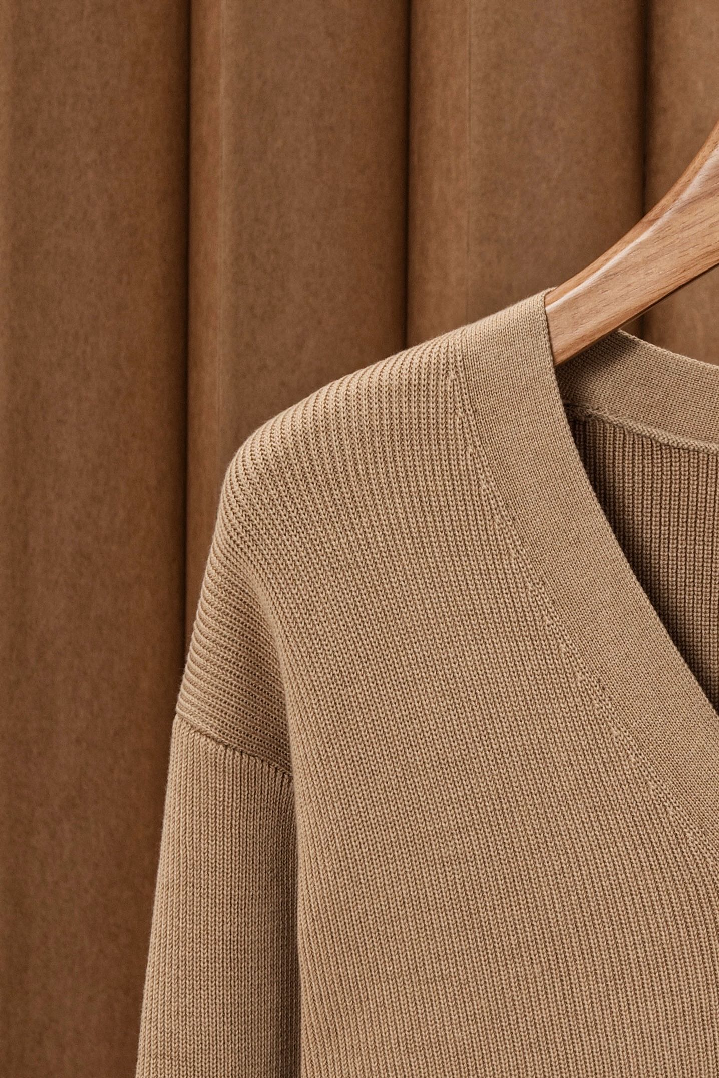 New#🟥kiton 其独特的V领老钱风开衫毛衣，线条展现出岁月沉淀的优雅与从容。经典与奢华的完美融合，