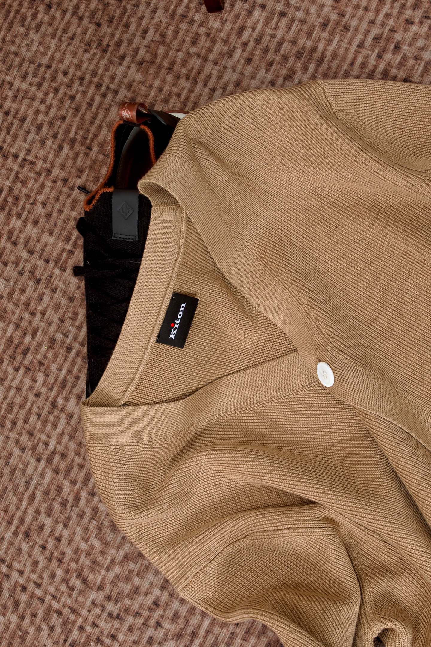 New#🟥kiton 其独特的V领老钱风开衫毛衣，线条展现出岁月沉淀的优雅与从容。经典与奢华的完美融合，