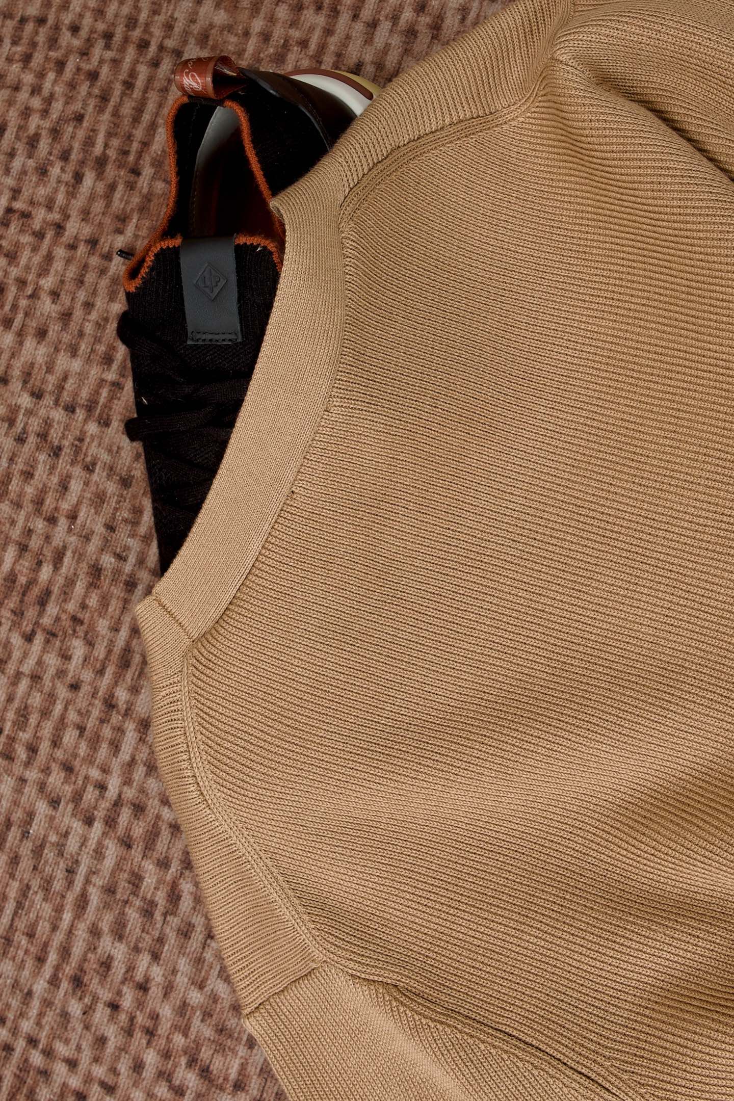 New#🟥kiton 其独特的V领老钱风开衫毛衣，线条展现出岁月沉淀的优雅与从容。经典与奢华的完美融合，