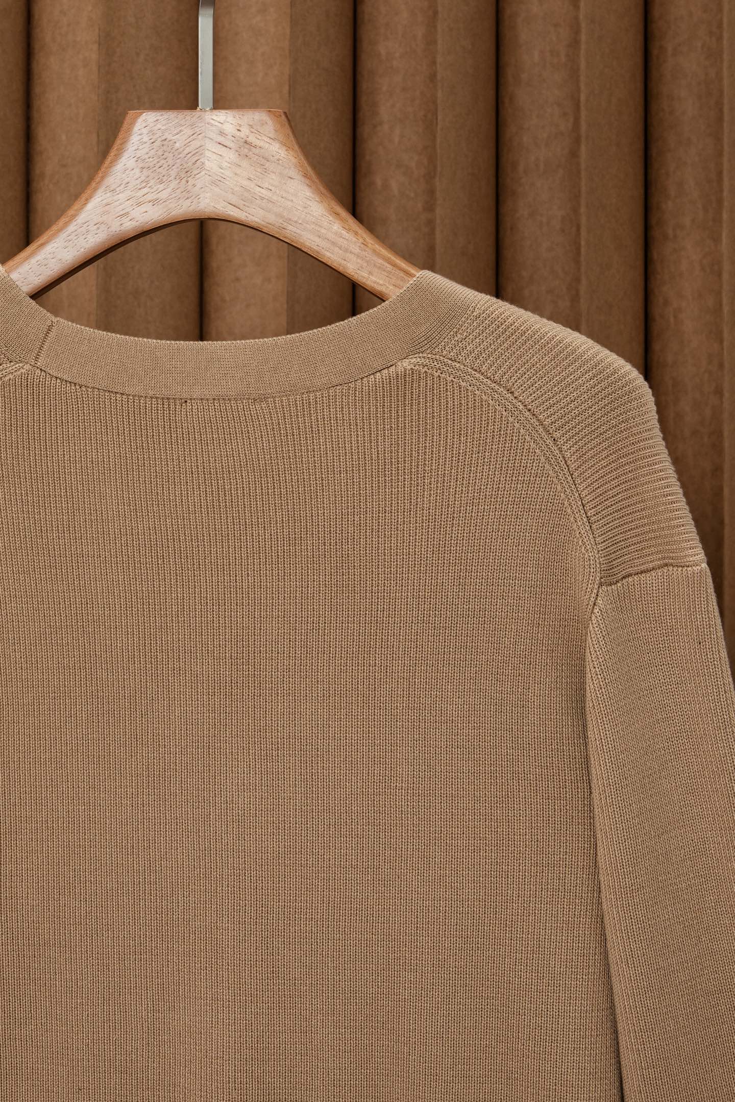 New#🟥kiton 其独特的V领老钱风开衫毛衣，线条展现出岁月沉淀的优雅与从容。经典与奢华的完美融合，