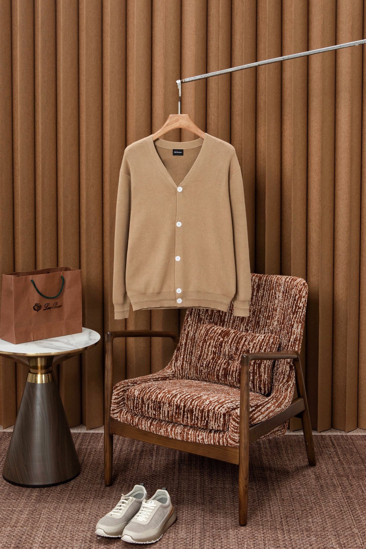 New#🟥kiton 其独特的V领老钱风开衫毛衣，线条展现出岁月沉淀的优雅与从容。经典与奢华的完美融合，