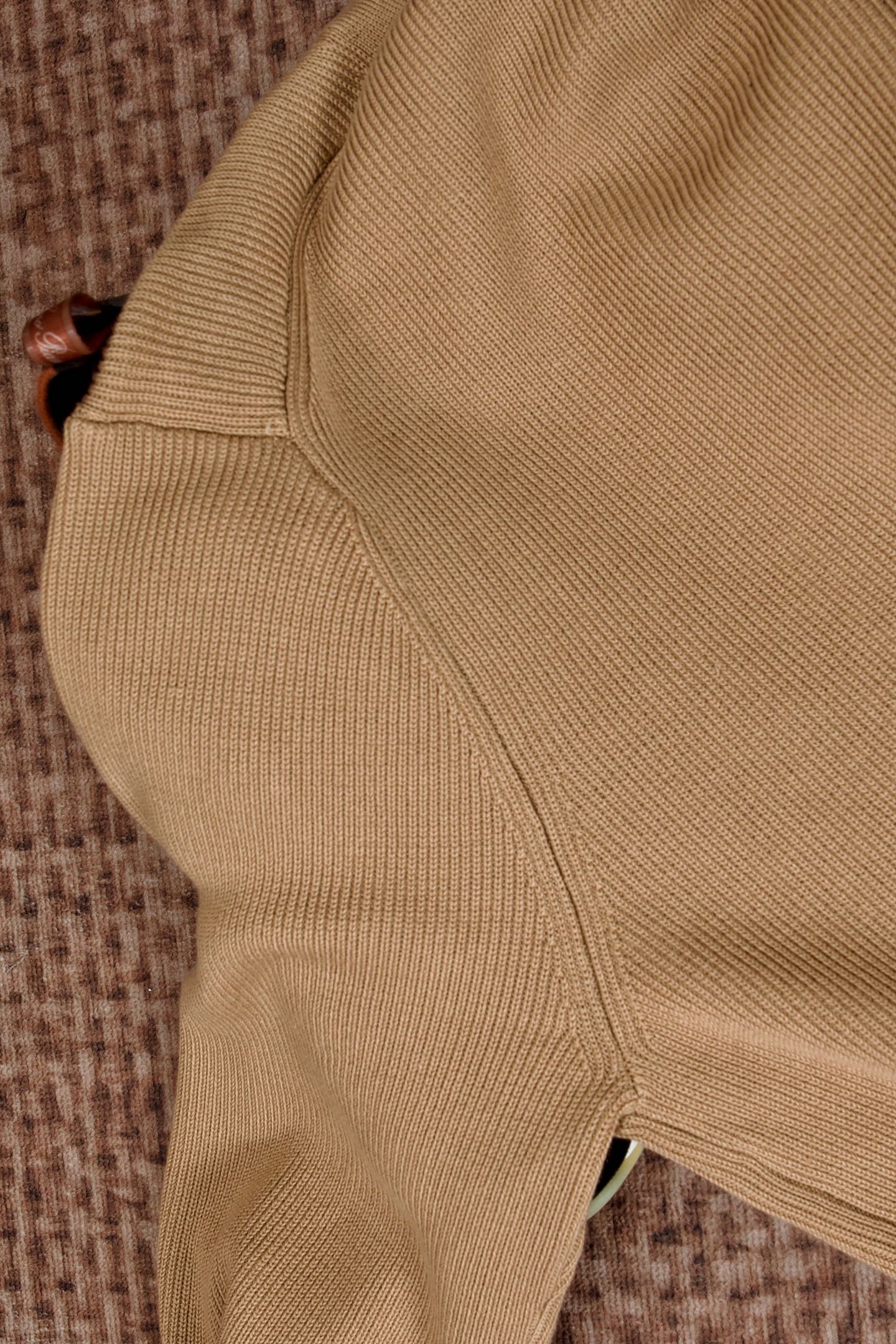 New#🟥kiton 其独特的V领老钱风开衫毛衣，线条展现出岁月沉淀的优雅与从容。经典与奢华的完美融合，