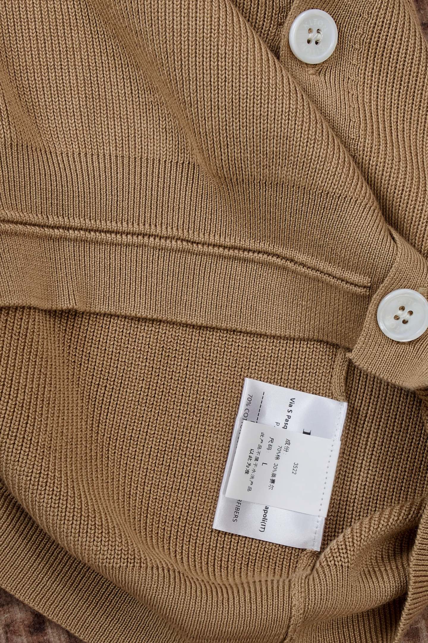 New#🟥kiton 其独特的V领老钱风开衫毛衣，线条展现出岁月沉淀的优雅与从容。经典与奢华的完美融合，