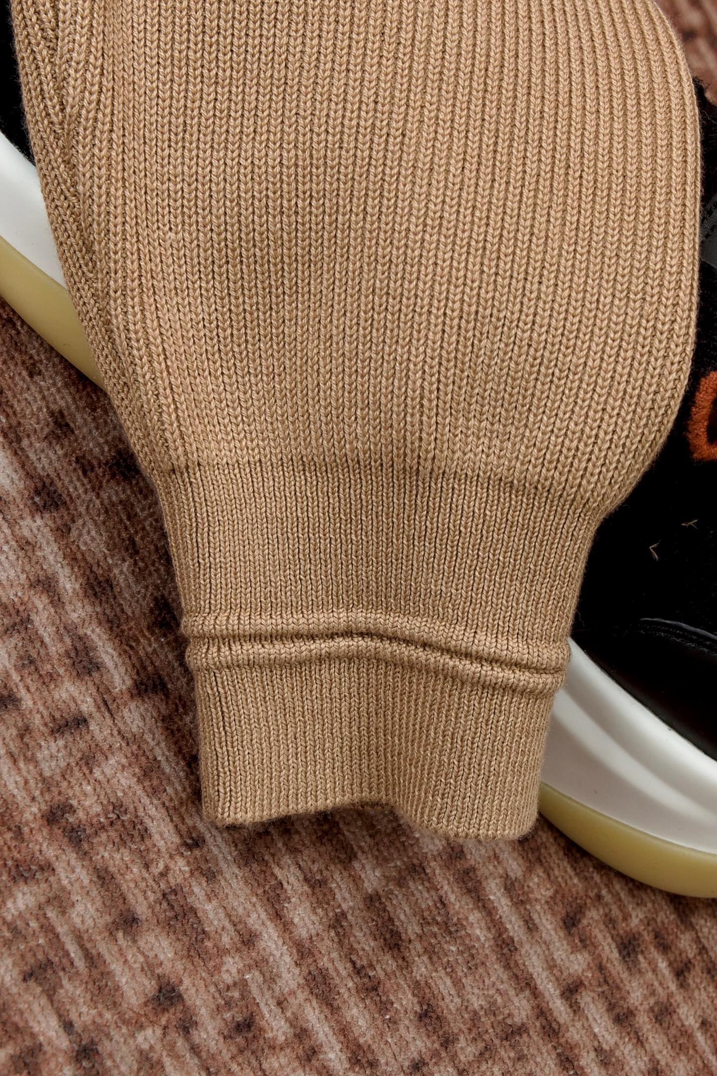 New#🟥kiton 其独特的V领老钱风开衫毛衣，线条展现出岁月沉淀的优雅与从容。经典与奢华的完美融合，