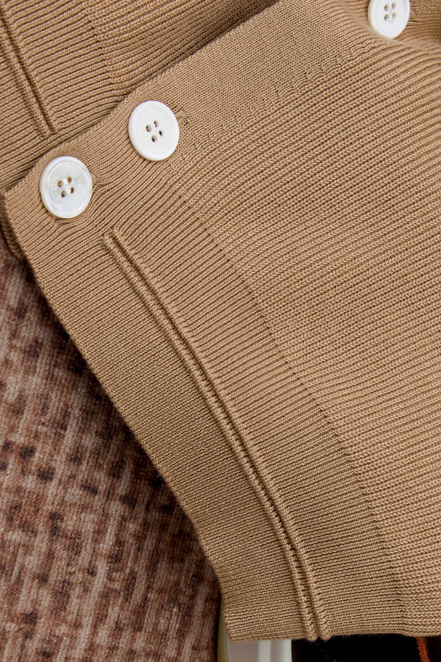 New#🟥kiton 其独特的V领老钱风开衫毛衣，线条展现出岁月沉淀的优雅与从容。经典与奢华的完美融合，