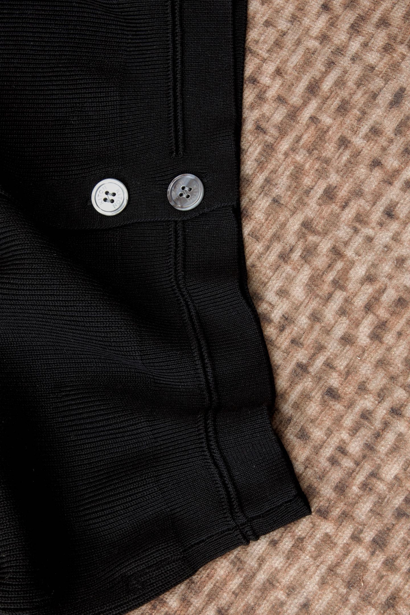 New#🟥kiton 其独特的V领老钱风开衫毛衣，线条展现出岁月沉淀的优雅与从容。经典与奢华的完美融合，