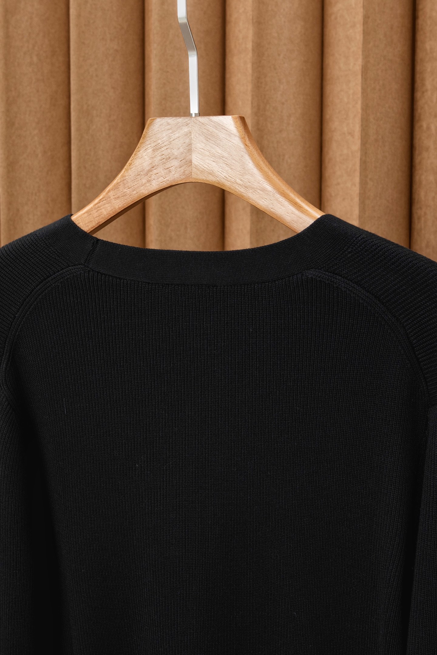 New#🟥kiton 其独特的V领老钱风开衫毛衣，线条展现出岁月沉淀的优雅与从容。经典与奢华的完美融合，