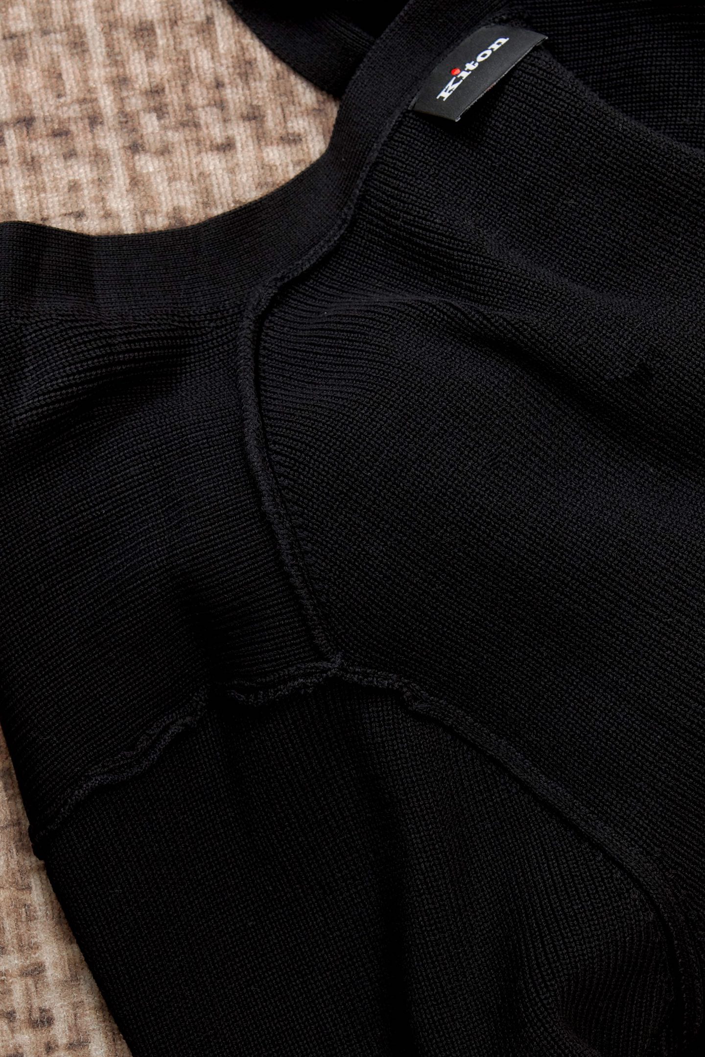 New#🟥kiton 其独特的V领老钱风开衫毛衣，线条展现出岁月沉淀的优雅与从容。经典与奢华的完美融合，