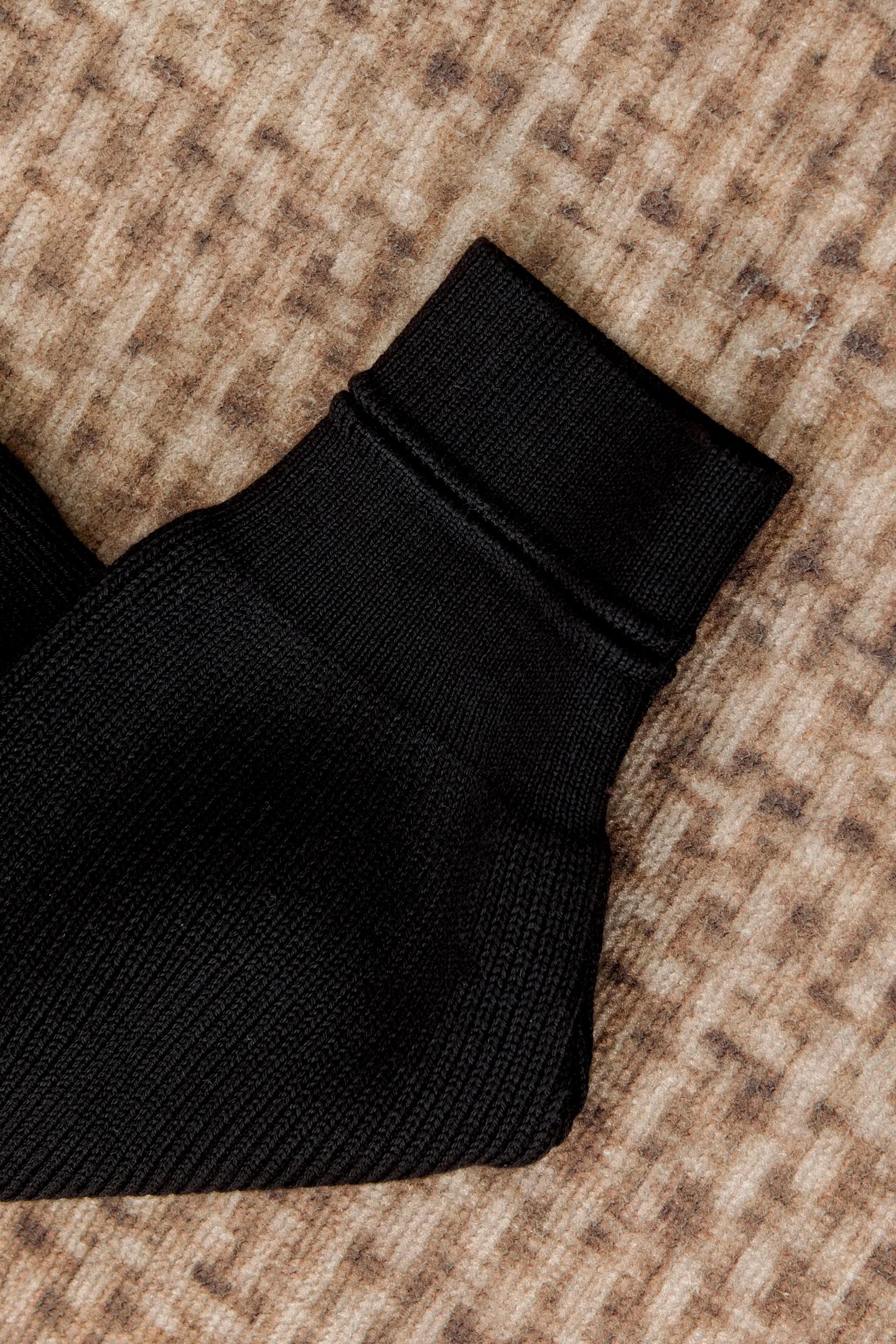 New#🟥kiton 其独特的V领老钱风开衫毛衣，线条展现出岁月沉淀的优雅与从容。经典与奢华的完美融合，