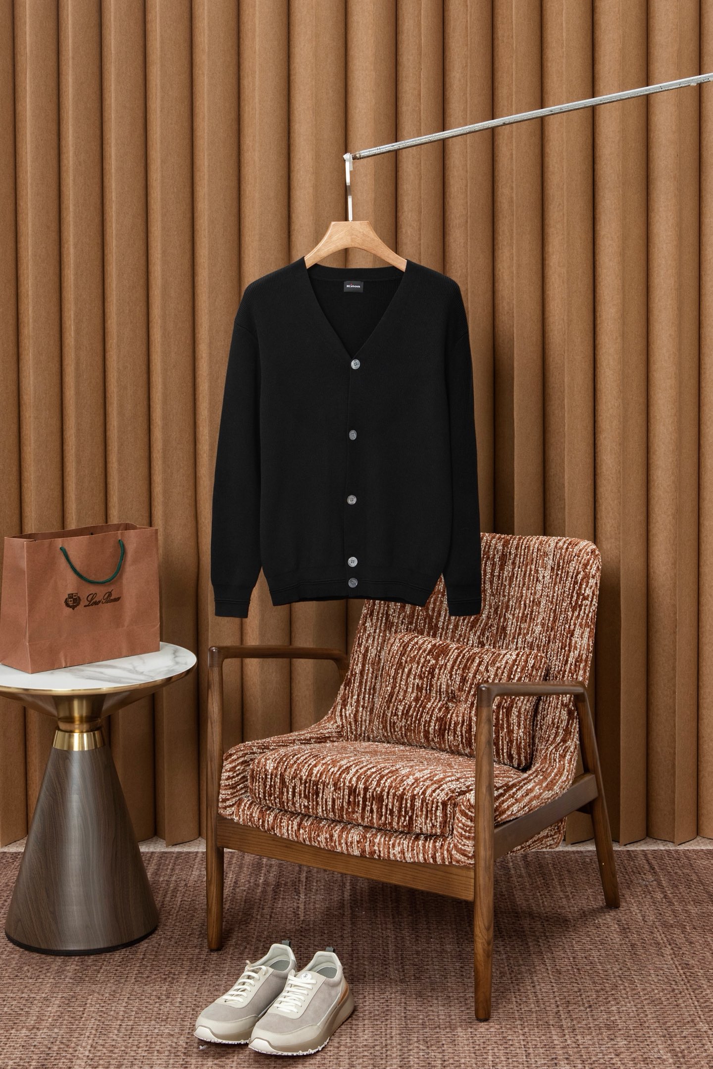 NO:609383,New# kiton's unique V-neck old money style cardigan sweater, the lines show the elegance and calmness accumulated over the years. The perfect fusion of classic and luxury, it is not only a knitted cardigan fabric, but also a symbol of life attitude. The selected cotton fabric brings unprecedented softness and warmth experience. It makes the wear more comfortable and skin-friendly. Simple yet fashionable. Whether it is daily wear or casual occasions, it can be easily controlled and show your unique taste. The design of the cardigan makes the entire sweater more layered and visually impactful.  The charm of old money and the inheritance of relaxed and relaxed classics. This sweater contains a strong flavor of old money, classic but not outdated. It is an evergreen tree in your wardrobe, which can show your unique taste no matter when and where. Color Black Khaki Size M-4XL (48-58),,sweaters, alexander wang19860909New# kiton 其独特的V领老钱风开衫毛衣,线条展现出岁月沉淀的优雅与从容.经典与奢华的完美融合,它不仅仅是一件针织开衫织物,更是一种生活态度的象征. 精选采用棉面料,带来前所未有的柔软与保暖体验.让穿着更加舒适亲肤.简约而不失时尚感.无论是日常穿搭还是休闲场合,都能轻松驾驭,展现你的独特品味. 开衫的设计,让整件毛衣更具层次感与视觉冲击力. 老钱韵味又与轻松松弛经典传承,这款毛衣蕴含着浓厚的老钱风味,经典而不过时.它是你衣橱中的常青树,无论何时何地,都能展现出你的独特品味. 颜色黑色 卡其 码数M-4XL（48-58）,,sweaters,alexander wang,Men's clothing