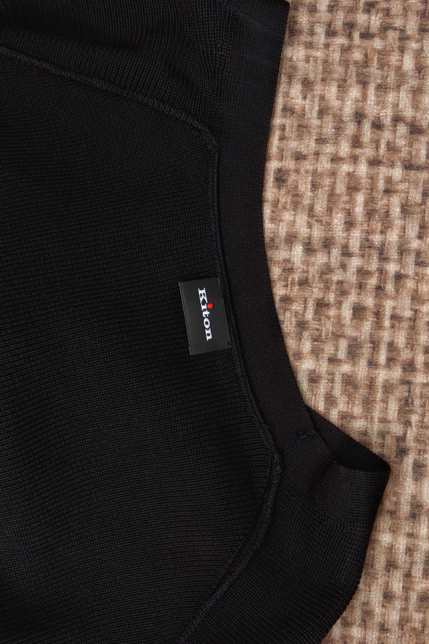 New#🟥kiton 其独特的V领老钱风开衫毛衣，线条展现出岁月沉淀的优雅与从容。经典与奢华的完美融合，