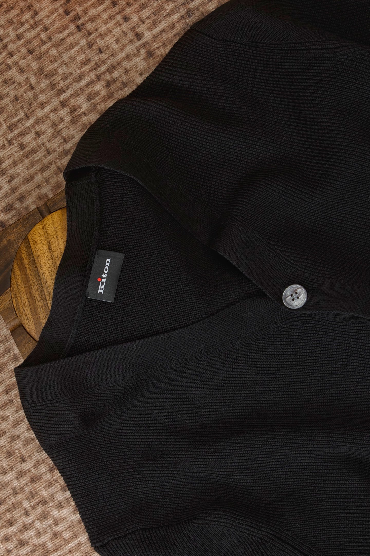 New#🟥kiton 其独特的V领老钱风开衫毛衣，线条展现出岁月沉淀的优雅与从容。经典与奢华的完美融合，