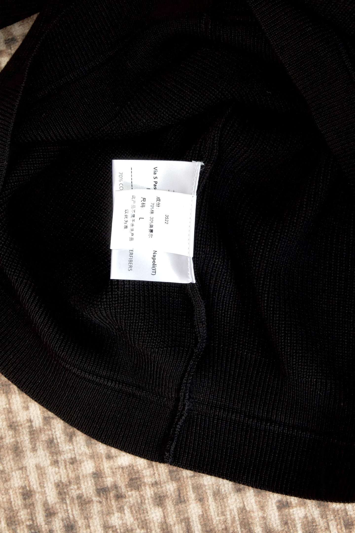 New#🟥kiton 其独特的V领老钱风开衫毛衣，线条展现出岁月沉淀的优雅与从容。经典与奢华的完美融合，