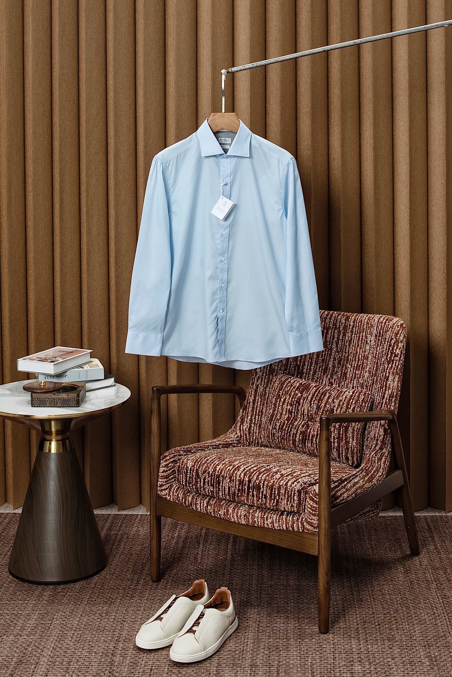 NO:609395,New# BrunelloCucinelli is simple and unassuming but has a sense of luxury. The sateen cotton casual men's shirt has fine and silky fabrics and a fine texture. It has a luster under different lights and enhances the overall texture. Customized cotton to ensure comfort and breathability. It is close-fitting and comfortable without being tied. The slim fit fits the body curve and shows a capable image. The shoulder lines are smooth. The cuffs and hem are simple in design and easy to match with a tie.  The back design has slight folds or tailoring lines in the center of the back to add a sense of layering. The stitching process is fine and neat, embodying the pursuit of quality. This 100% cotton fabric can be used without ironing. You can wear it after opening it and hanging it for a while!  A must-have item for men that is convenient for going out in a hurry!  Color White Blue Size S-3XL (38-43),, brunello cucinelli, shirts, ties, alexander wang19860909New# BrunelloCucinelli 简约不张扬却自带高级感,贡缎棉休闲男士衬衫,面料细腻丝滑,质地细腻,不同光线下自带光泽感,提升整体质感. 定制全棉,确保舒适性和透气性,贴身舒服不扎身,修身版型,贴合身体曲线,展现干练形象,肩部线条流畅,袖口和下摆设计简洁,易于搭配领带, 背部设计背部中央有轻微的褶皱或剪裁线条,增加层次感,缝线工艺精细缝线,工整细腻,体现品质追求, 这款全棉面料可免烫工艺,打开挂一会即可上身穿着！方便着急出门的男士必备单品！ 颜色白色 蓝色 码数S-3XL（38-43）,,brunello cucinelli,shirts,ties,alexander wang,Men's clothing