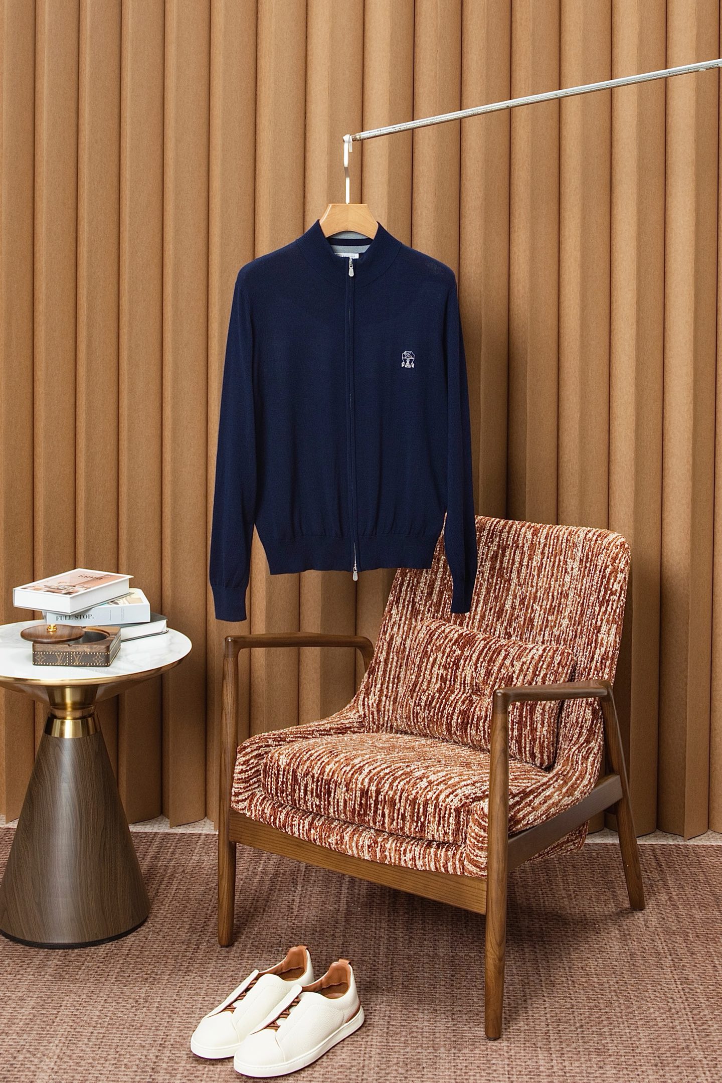 NO:609407,New# Brunello Cucinelli selects tough embroidered wool fabrics that are light and fluffy, bringing an unparalleled skin-friendly touch, just like being gently wrapped by a ray of warm sunshine. Even sensitive skin can enjoy this comfort with peace of mind. It has excellent thermal insulation performance, and the fine fibers can effectively lock in body temperature and resist the cold chill of autumn and winter, allowing you to have a spring-like warm experience in cold seasons.  Every detail shows ingenuity and quality. The exquisite embroidery of the brand pattern on the chest and the exquisite zipper design are smooth and easy to pull, and the opening and closing are neat and convenient. The brand logo on the zipper head is low-key and exquisite, showing extraordinary taste. The knitted texture of the collar, cuffs and hem is tight and regular, which not only fits the body curve, plays a just right closing role, but also adds a sense of sophistication to the overall shape.  The mid-collar design makes the entire cardigan sweater a symbol of attitude towards life. Having a warm and heart-warming cardigan in your life is a wardrobe must-have!  Color Blue Gray Size M-4XL (48-58),, brunello cucinelli, sweaters, alexander wang19860909New# Brunello Cucinelli 甄选硬朗刺绣羊毛面料轻盈蓬松,带来无与伦比的亲肤触感,就像被一缕暖阳温柔包裹,敏感肌肤也能安心享受这份舒适.它的保暖性能极佳,细密的纤维能有效锁住体温,抵御秋冬的凛冽寒意,让你在寒冷季节也能拥有如春般的温暖体验. 细节之处,尽显匠心与品质.胸前精致细密刺绣牌品图案,精致的拉链设计,顺滑易拉,开合间尽显利落与便捷.拉链头上的品牌标识,低调而精致,彰显着不凡的品味.领口、袖口和下摆的针织纹理紧密规整,不仅贴合身体曲线,起到恰到好处的收口作用,还为整体造型增添了一份精致感. 中领的设计让整件开衫毛衣更是一种生活态度的象征.在生活中拥有一件温暖又暖心的一件开衫,是衣橱必备品！ 颜色蓝色 灰色 码数M-4XL（48-58）,,brunello cucinelli,sweaters,alexander wang,Men's clothing