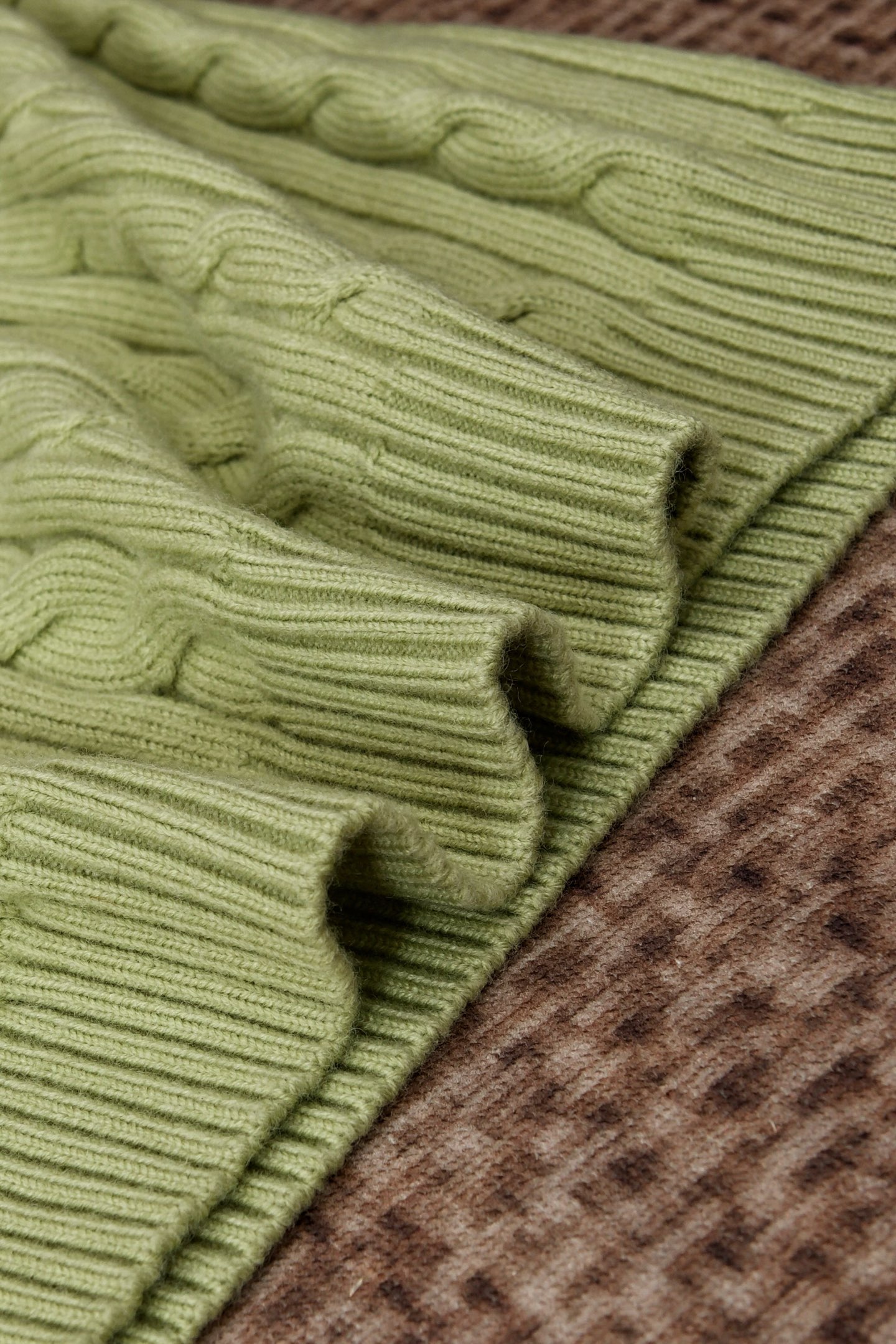 New#🟥lP🆕 经典麻花辫织法复古混纺羊绒纱线羊绒衫，探索时尚的复古潮流，lP🆕家为您呈现一款独具匠心