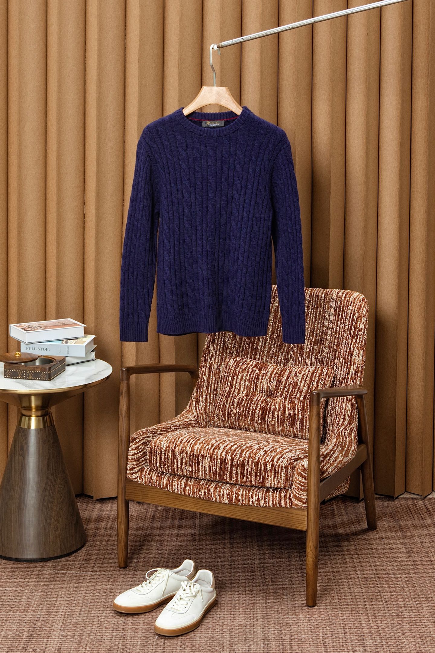NO:644082,New# LP Classic Twist Braid Weaving Retro Blended Cashmere Yarn Cashmere Sweater, exploring the fashionable retro trend, LP presents you with a unique cashmere sweater. This uses the classic twist braid weaving method, each stitch and thread are carefully woven, showing a unique three-dimensional texture, adding an extraordinary texture to your daily wear.  The use of selected 20 cashmere, 45 wool, 15 cotton, 12 acrylic and 8 nylon blended cashmere yarns not only improves the thermal performance of the clothing, but also gives it a soft and comfortable touch, ensuring that you can feel the warmth and care in the cold season. It also reflects the LP family's exquisite pursuit of details. This cashmere sweater can be perfectly integrated into your various occasions and become an indispensable classic in your wardrobe.  It is a tribute to the perfect combination of traditional craftsmanship and modern design. It will accompany you through every warm and fashionable moment. It will add a touch of nobility and confidence to your leisure and business life!  Color Blue Green Size M-4XL (48-58),,loro piana,alexander wang19860909New# LP 经典麻花辫织法复古混纺羊绒纱线羊绒衫,探索时尚的复古潮流,LP家为您呈现一款独具匠心的羊绒衫.这款采用了经典的麻花辫织法,每一针每一线都精心编织,呈现出独特的立体纹理,为您的日常穿搭增添一抹不凡的质感. 精选20羊绒45羊毛15棉12晴纶8锦纶混纺羊绒纱线的使用,不仅提升了衣物的保暖性能,更赋予了它柔软舒适的触感,确保您在寒冷季节也能感受到温暖与呵护. 同时也体现了LP家对细节的精致追求.这款羊绒衫都能完美融入您的各种场合,成为您衣橱中不可或缺的经典之作. 是对传统工艺与现代设计完美结合的致敬,它将陪伴您度过每一个温馨而时尚的时刻.为您的休闲商务生活增添一抹尊贵与自信！ 颜色蓝色 绿色 码数M-4XL（48-58）,,loro piana,alexander wang,Men's clothing