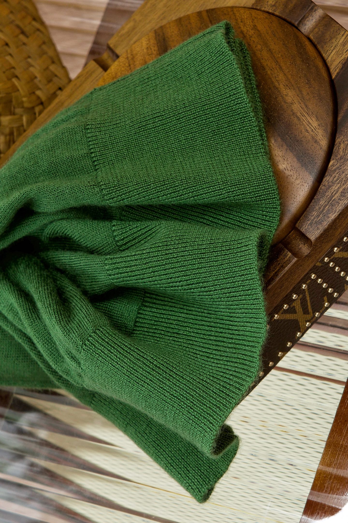 New#🟥lP🆕 翻领羊毛衫，用细腻纤维编织时光韵味，于一针一线间，诉说永恒优雅，在男士高端针织服饰领域