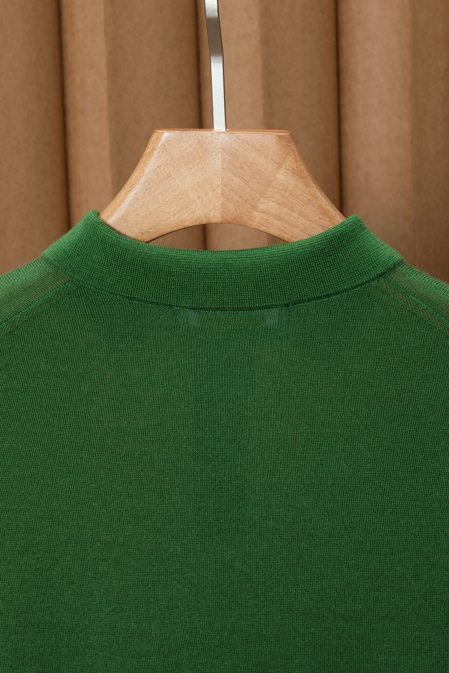 New#🟥lP🆕 翻领羊毛衫，用细腻纤维编织时光韵味，于一针一线间，诉说永恒优雅，在男士高端针织服饰领域